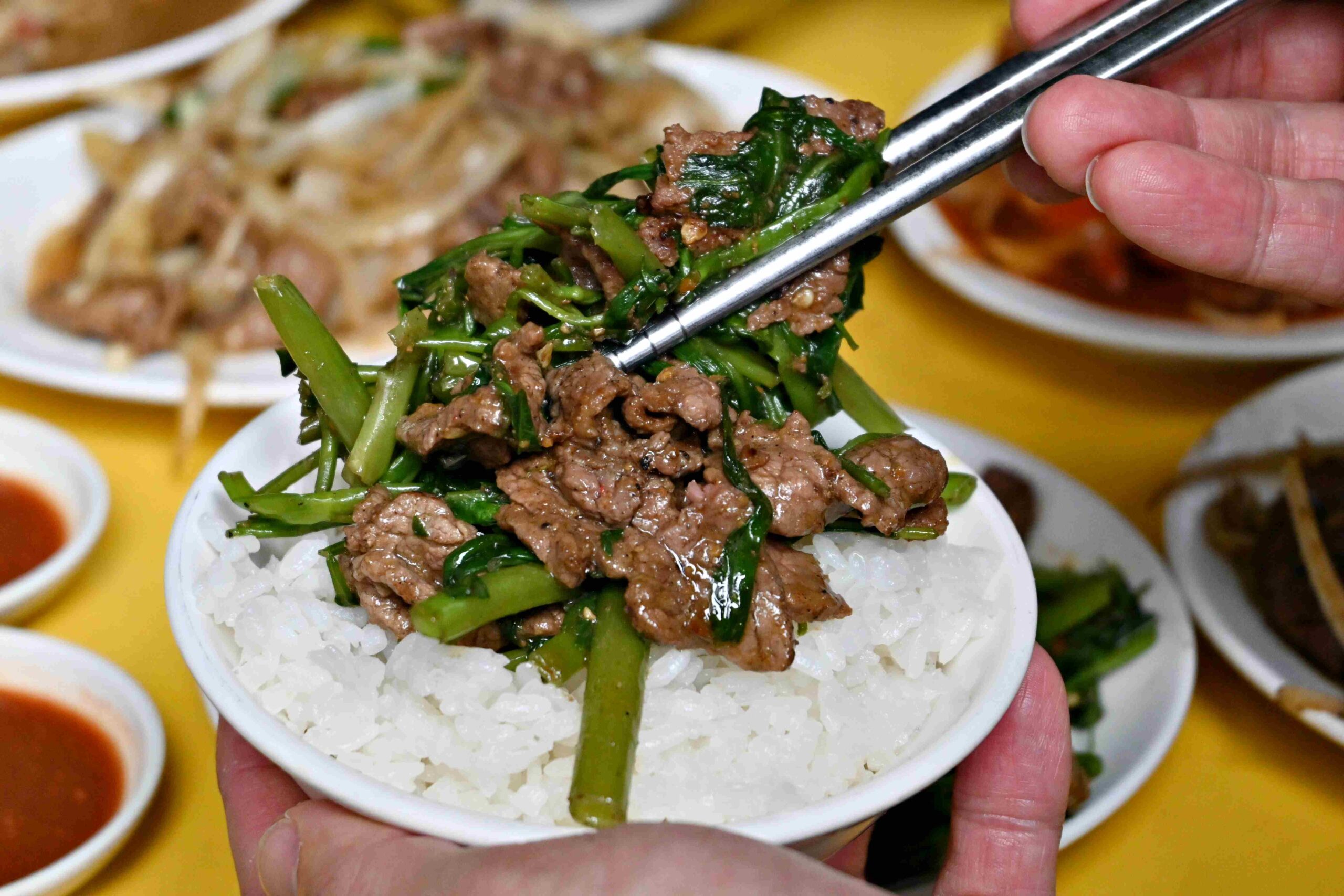 【萬華美食推薦】郭家炒牛肉｜華西街超人氣沙茶炒牛肉、免費續湯牛雜湯（附菜單） @厚片嘴角帶便當