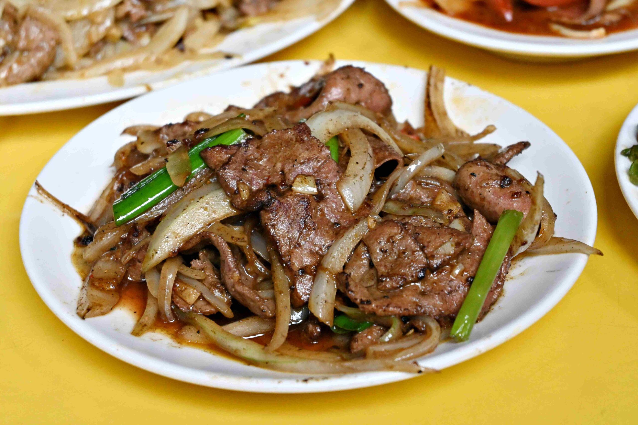 【萬華美食推薦】郭家炒牛肉｜華西街超人氣沙茶炒牛肉、免費續湯牛雜湯（附菜單） @厚片嘴角帶便當