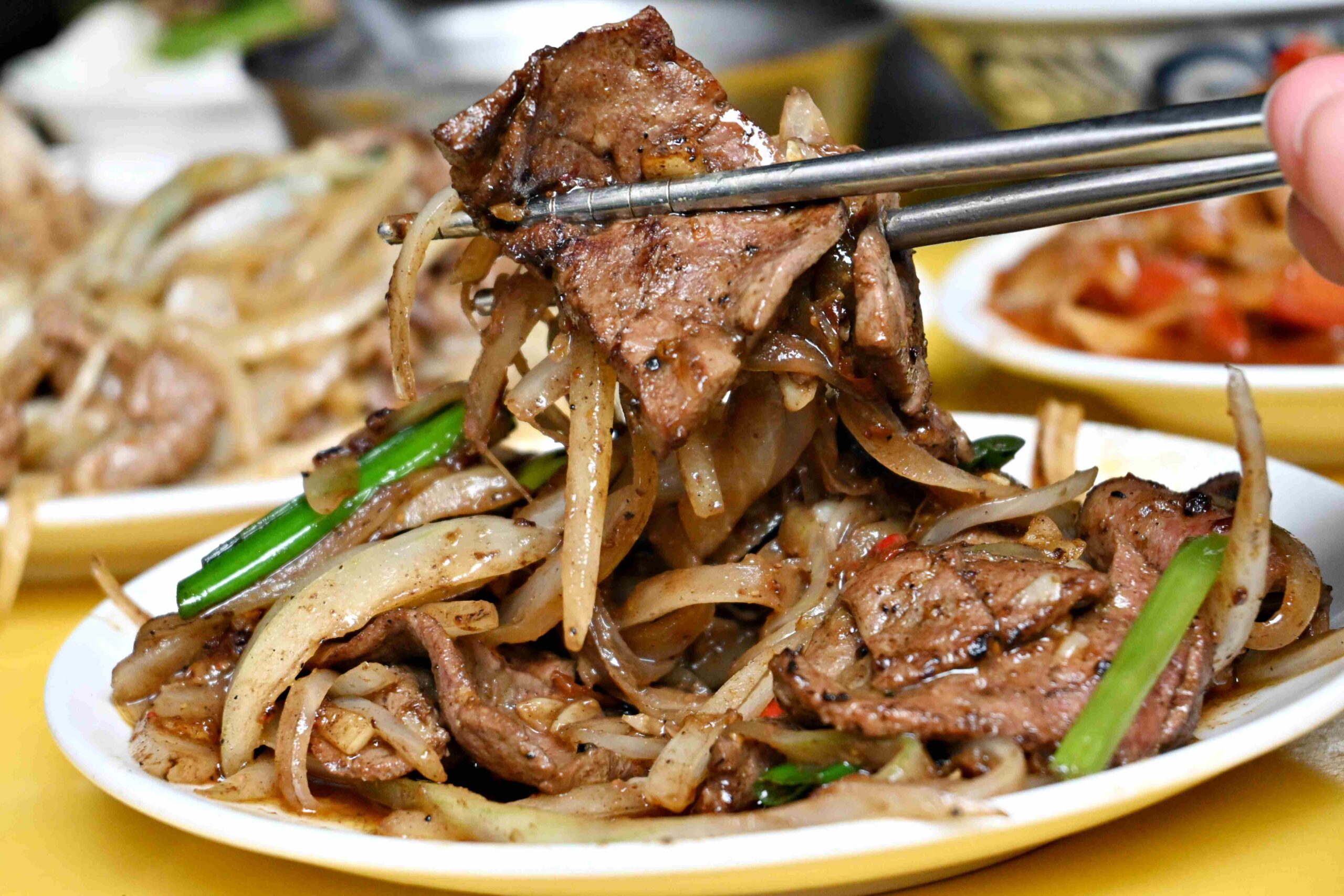 【萬華美食推薦】郭家炒牛肉｜華西街超人氣沙茶炒牛肉、免費續湯牛雜湯（附菜單） @厚片嘴角帶便當
