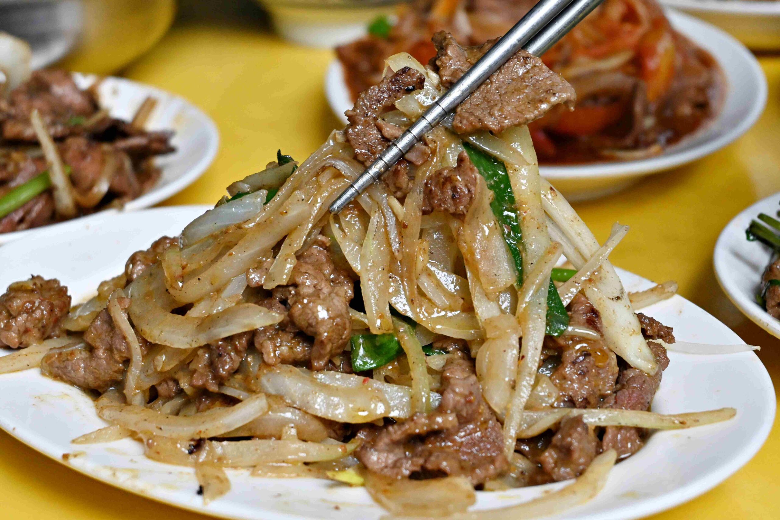 【萬華美食推薦】郭家炒牛肉｜華西街超人氣沙茶炒牛肉、免費續湯牛雜湯（附菜單） @厚片嘴角帶便當