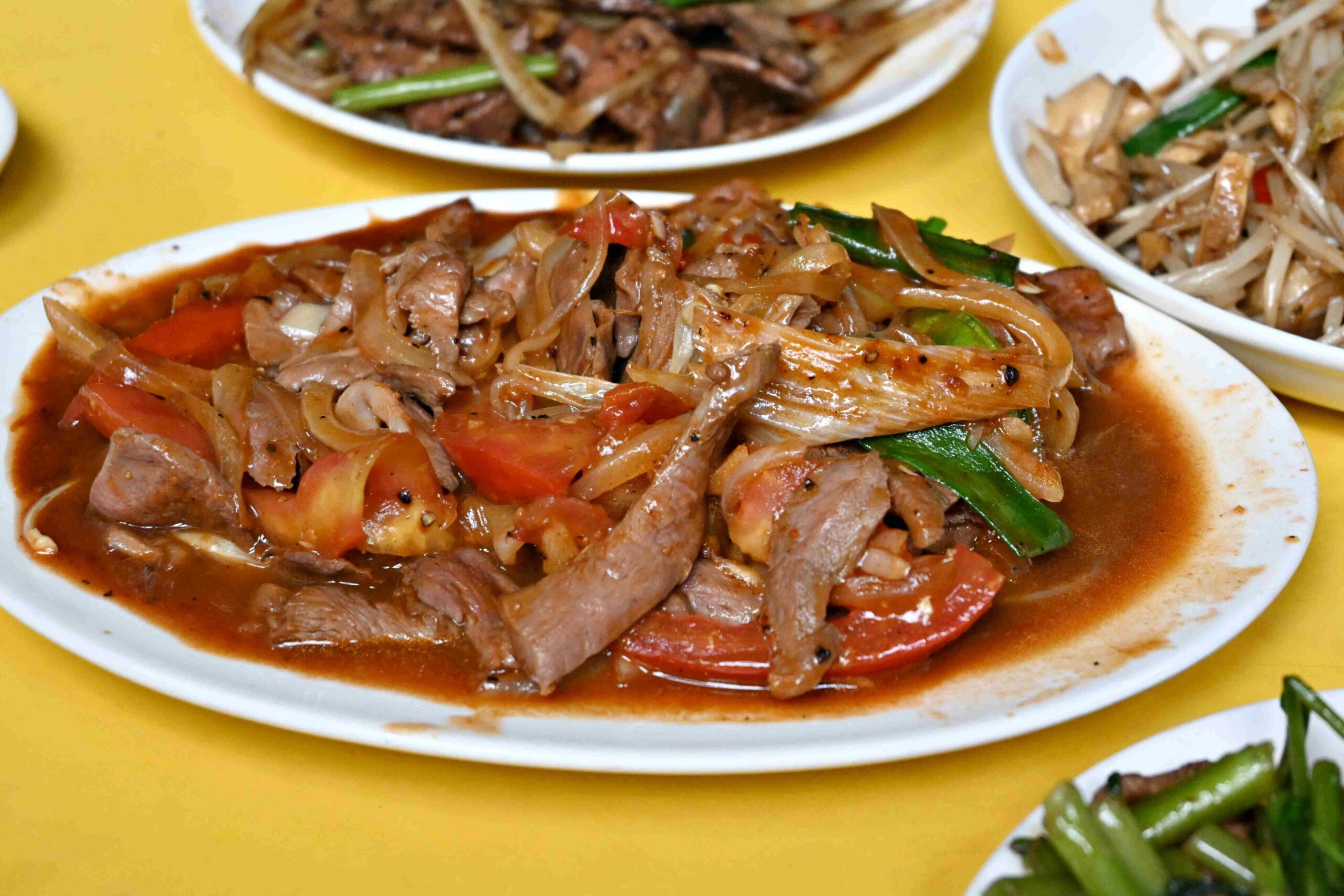 【萬華美食推薦】郭家炒牛肉｜華西街超人氣沙茶炒牛肉、免費續湯牛雜湯（附菜單） @厚片嘴角帶便當