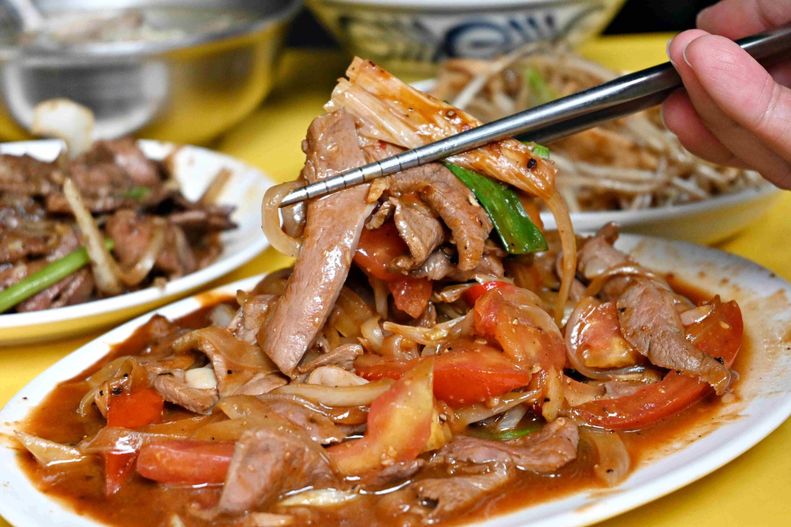 【萬華美食推薦】郭家炒牛肉｜華西街超人氣沙茶炒牛肉、免費續湯牛雜湯（附菜單） @厚片嘴角帶便當