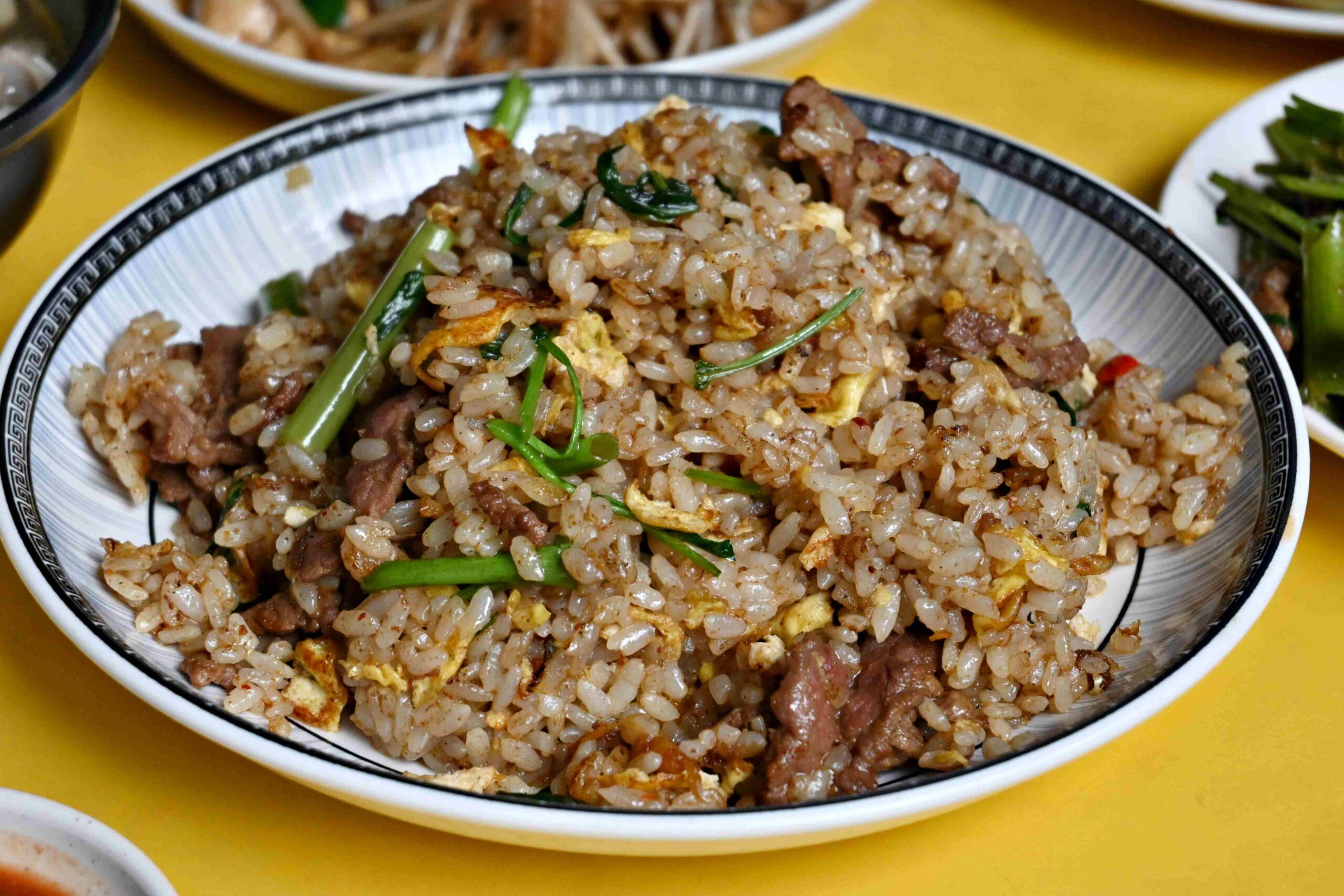 【萬華美食推薦】郭家炒牛肉｜華西街超人氣沙茶炒牛肉、免費續湯牛雜湯（附菜單） @厚片嘴角帶便當