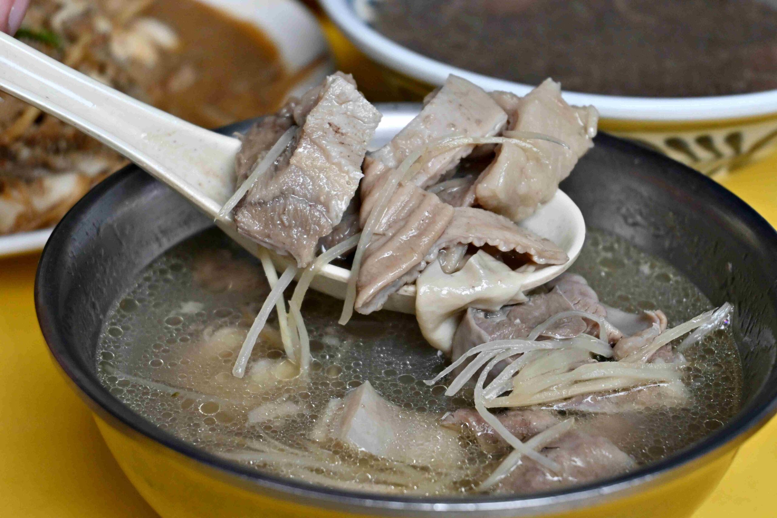 【萬華美食推薦】郭家炒牛肉｜華西街超人氣沙茶炒牛肉、免費續湯牛雜湯（附菜單） @厚片嘴角帶便當