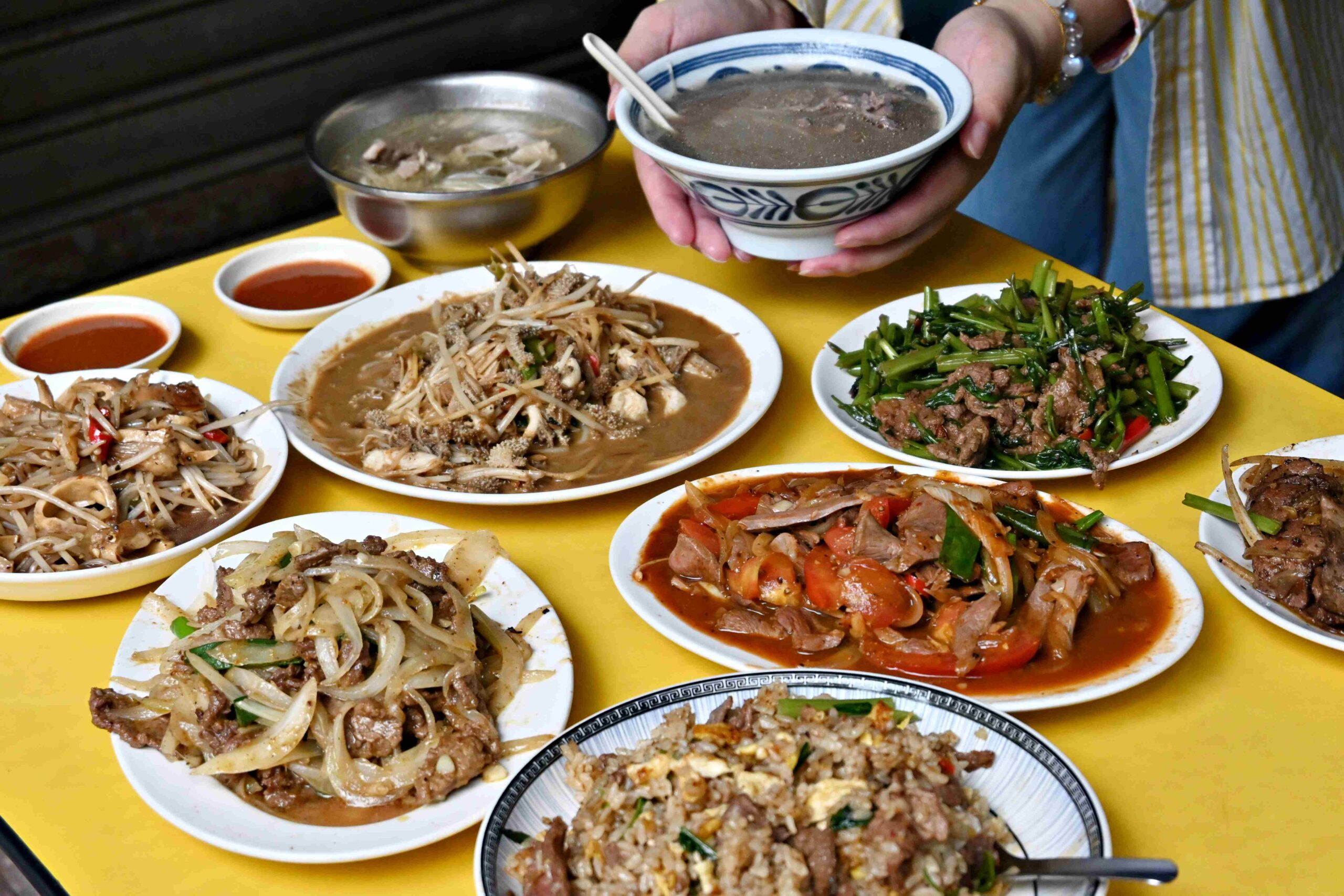 【萬華美食推薦】郭家炒牛肉｜華西街超人氣沙茶炒牛肉、免費續湯牛雜湯（附菜單） @厚片嘴角帶便當