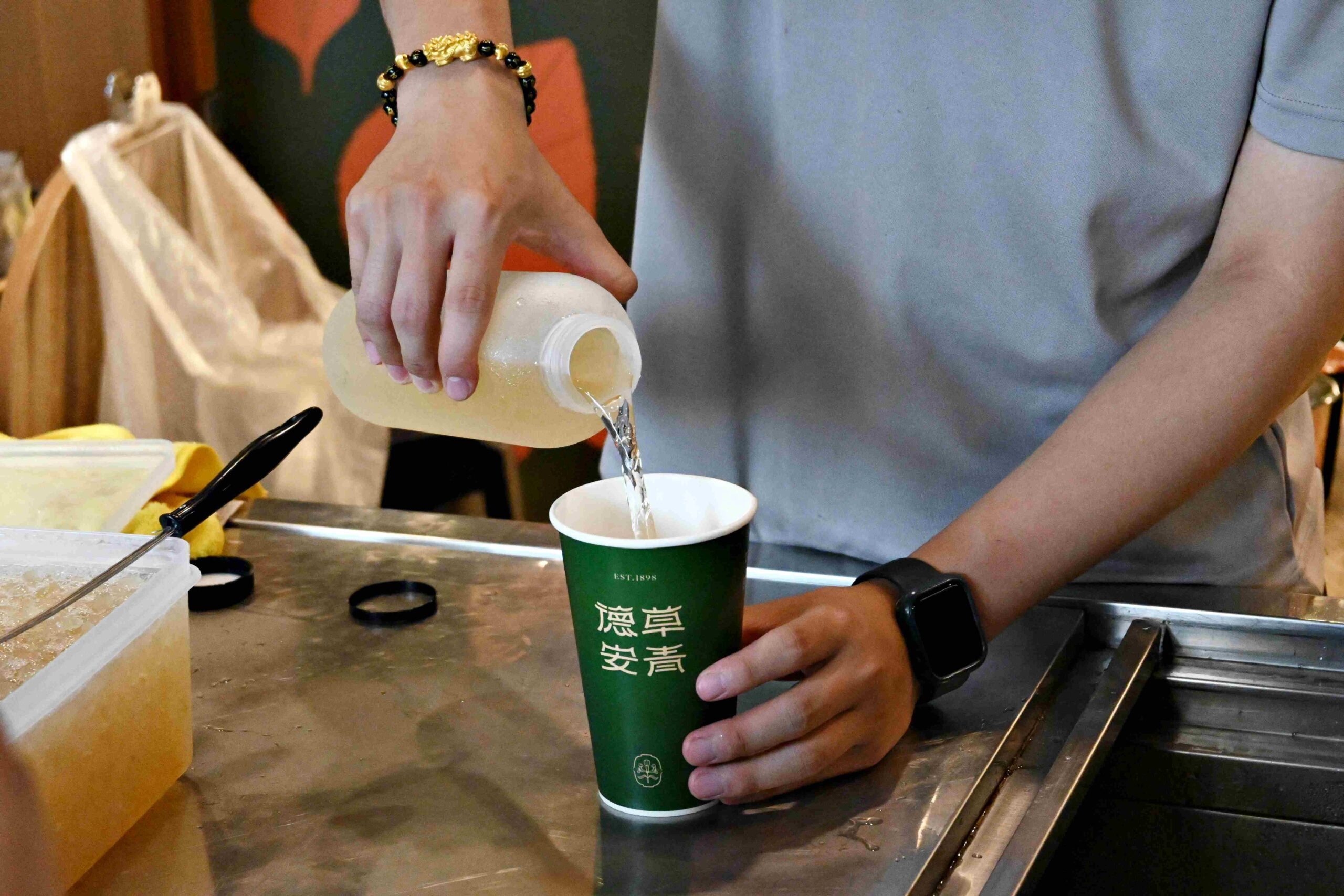 【萬華美食】德草安青養生系手搖好喝到我甘願特地跑一趟買！(菜單) @厚片嘴角帶便當