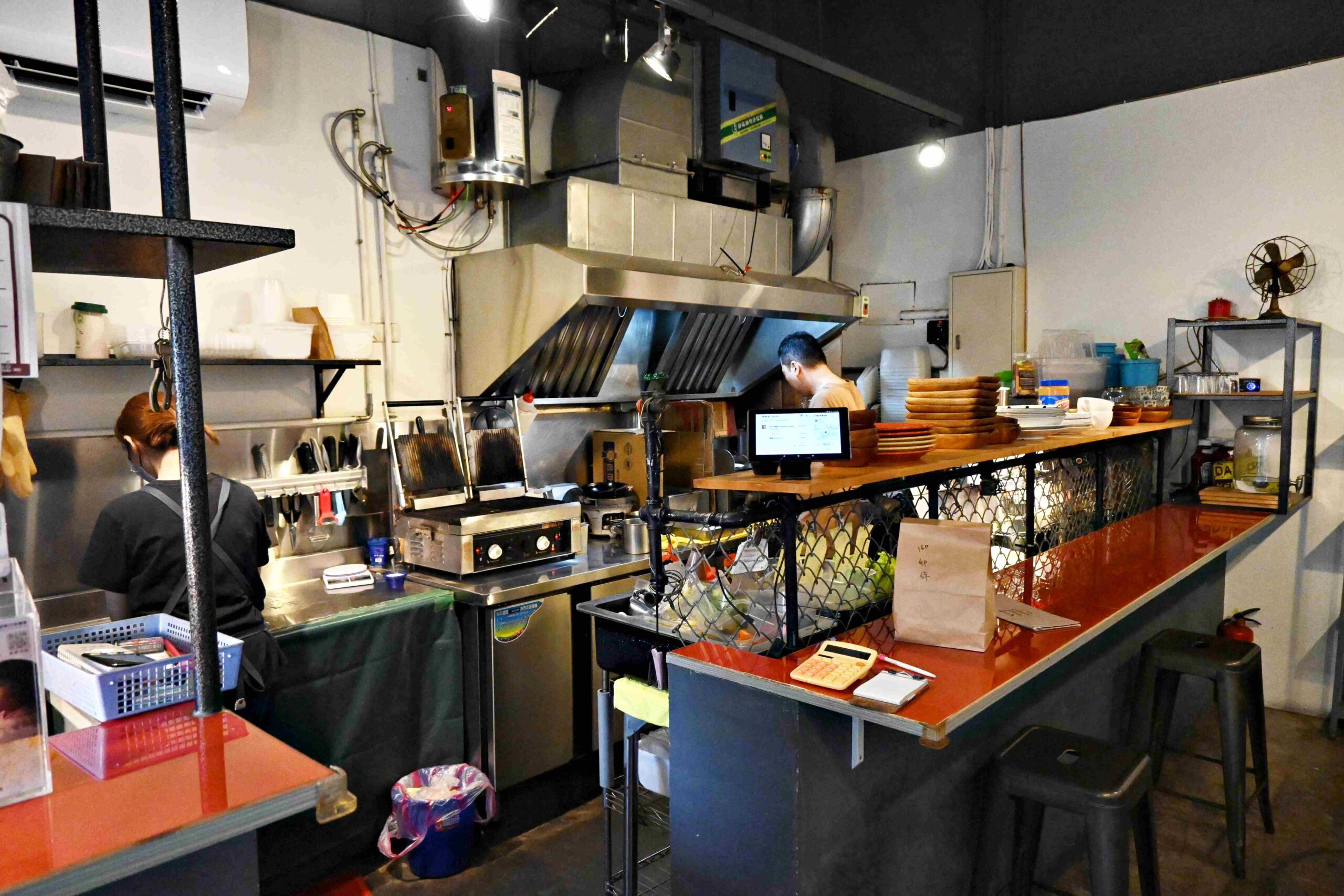 【三重美食】打瓦菜寮早午餐，菜寮超人氣隱藏版早午餐，黑咖哩、帕里尼都超讚(菜單)(寵物友善) @厚片嘴角帶便當