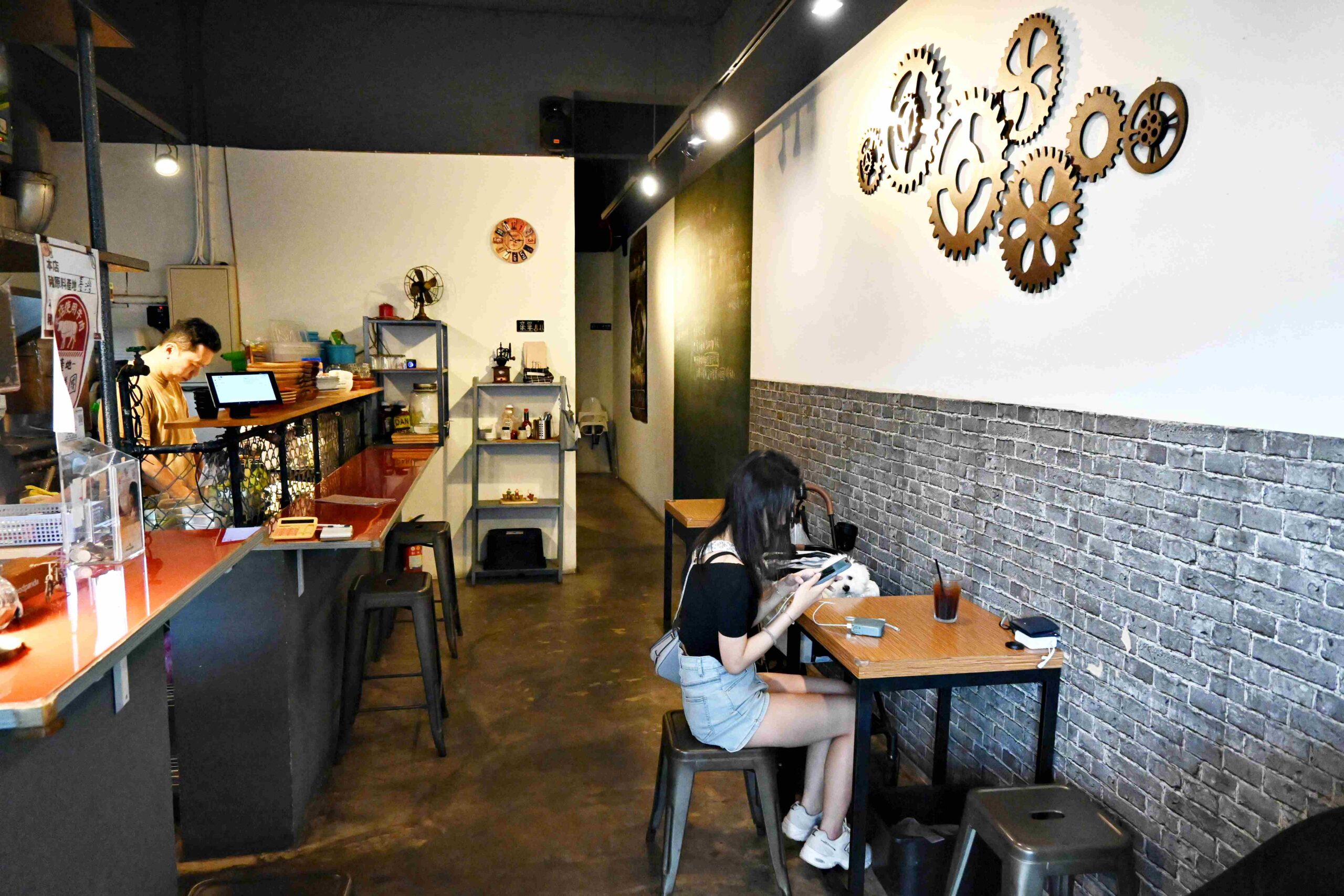 【三重美食】打瓦菜寮早午餐，菜寮超人氣隱藏版早午餐，黑咖哩、帕里尼都超讚(菜單)(寵物友善) @厚片嘴角帶便當