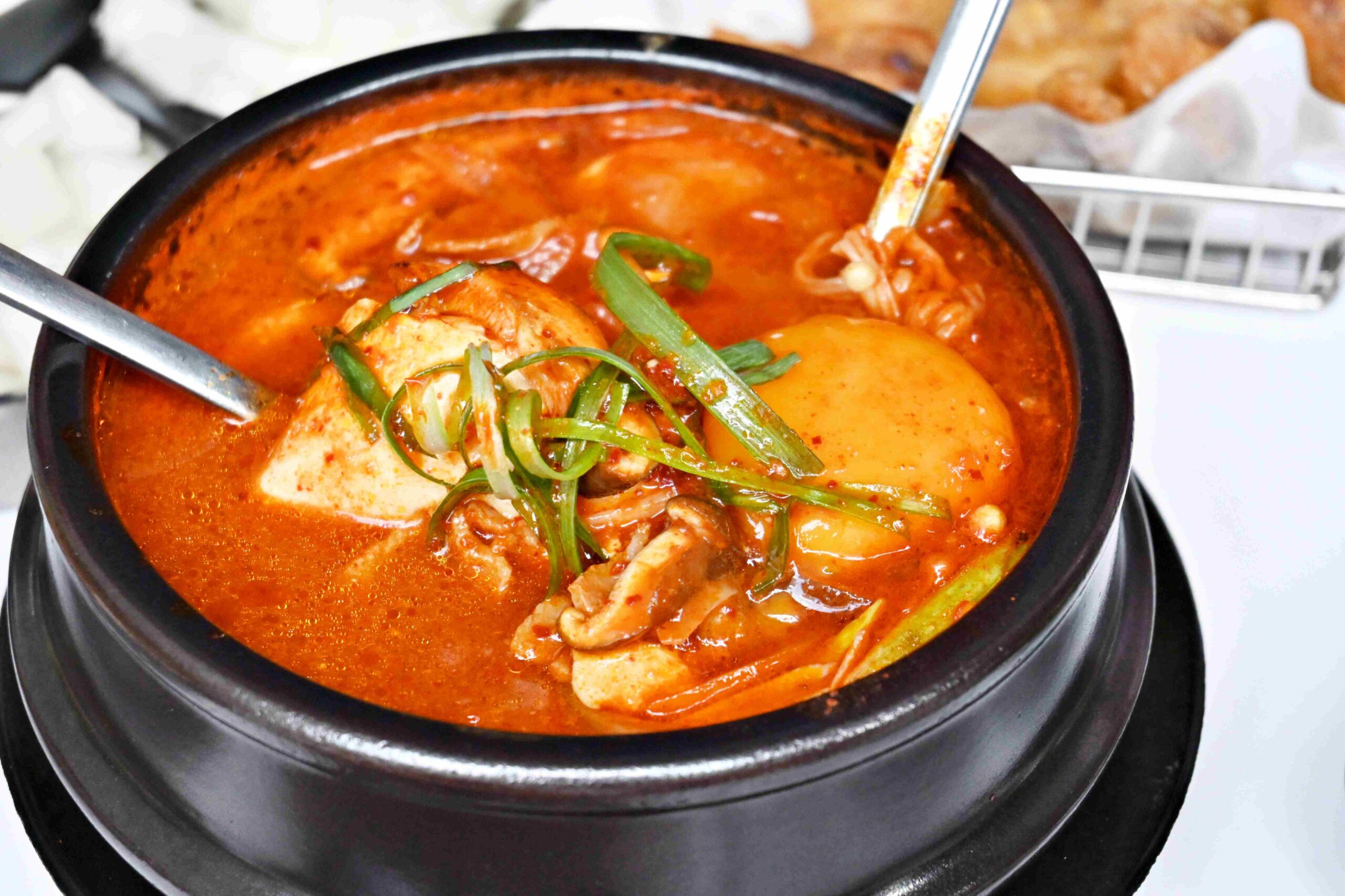 【西門美食】本村韓式炸雞重慶南店，比我想像的還強！不只有炸雞，每道都好吃(菜單) @厚片嘴角帶便當