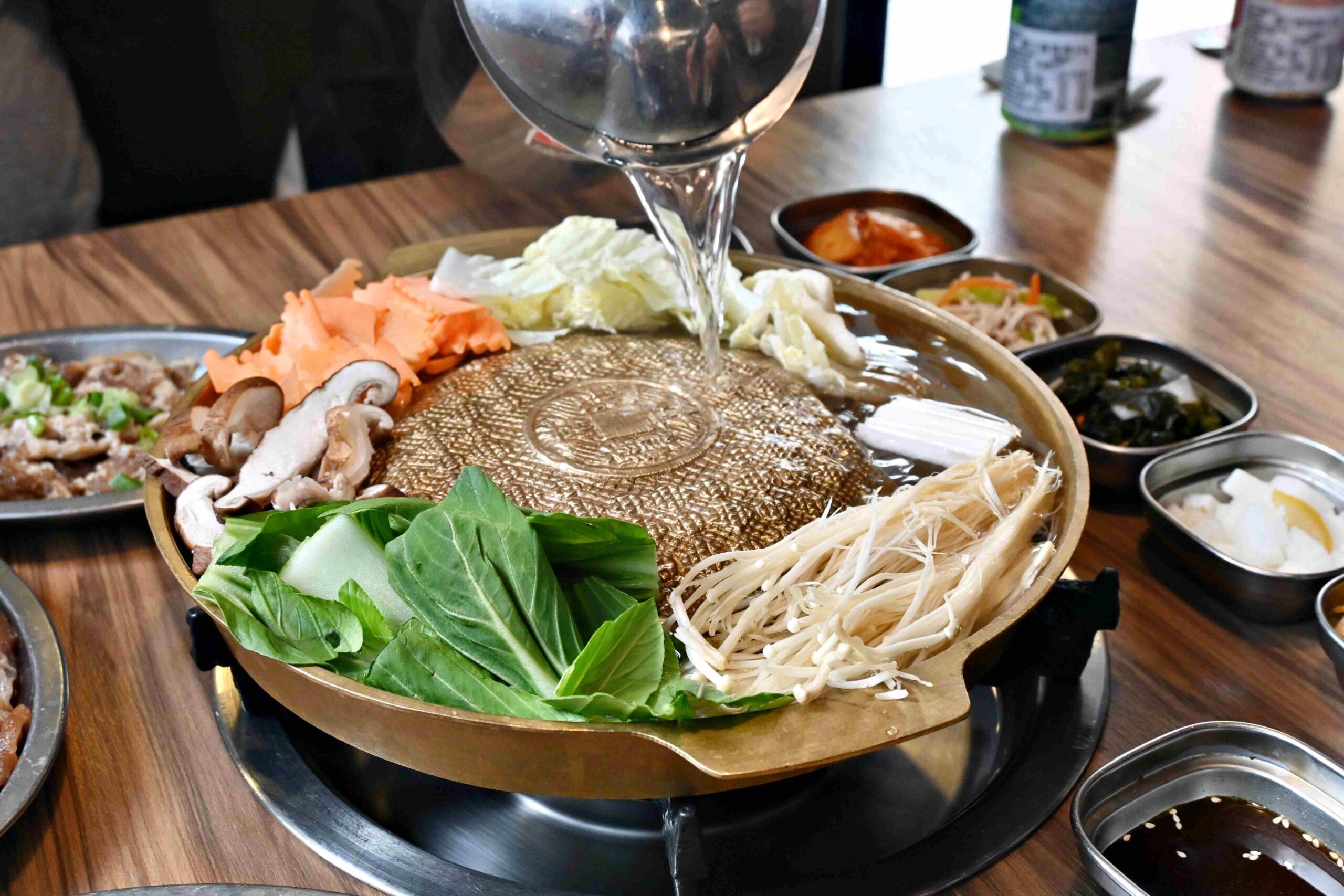 【新莊美食】海雲韓式料理，CP值超高、牛肉炸雞都好吃！(菜單) (寵物友善) @厚片嘴角帶便當