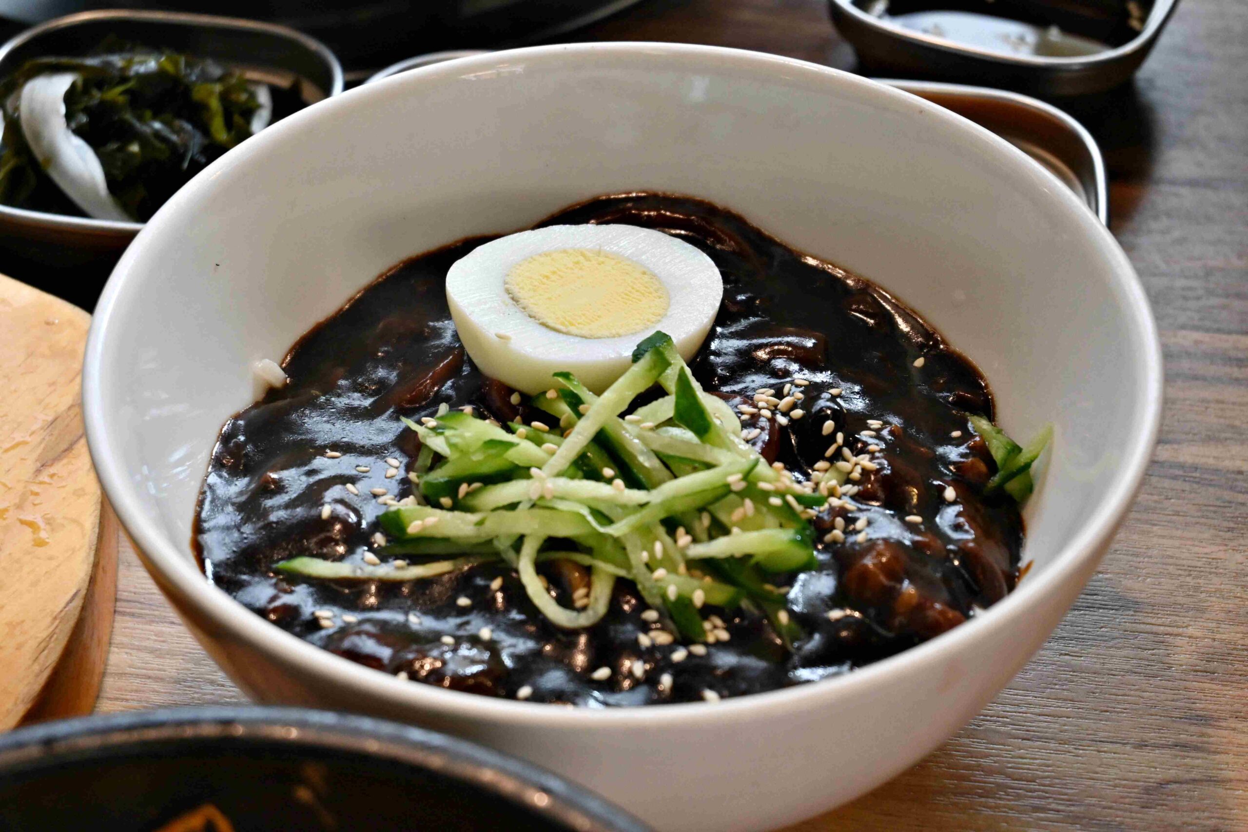 【新莊美食】海雲韓式料理，CP值超高、牛肉炸雞都好吃！(菜單) (寵物友善) @厚片嘴角帶便當
