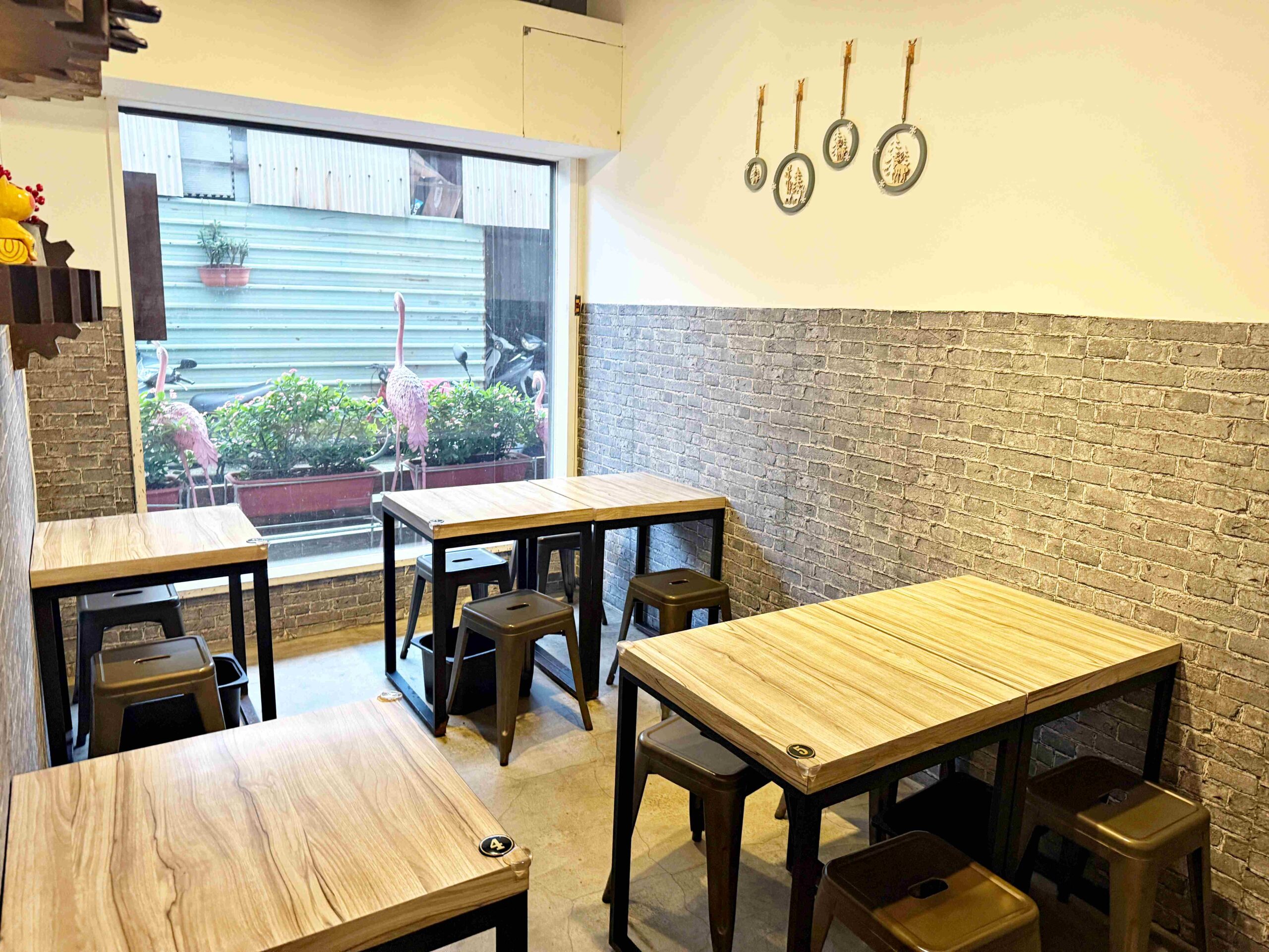 【三重美食】打瓦菜寮早午餐，菜寮超人氣隱藏版早午餐，黑咖哩、帕里尼都超讚(菜單)(寵物友善) @厚片嘴角帶便當