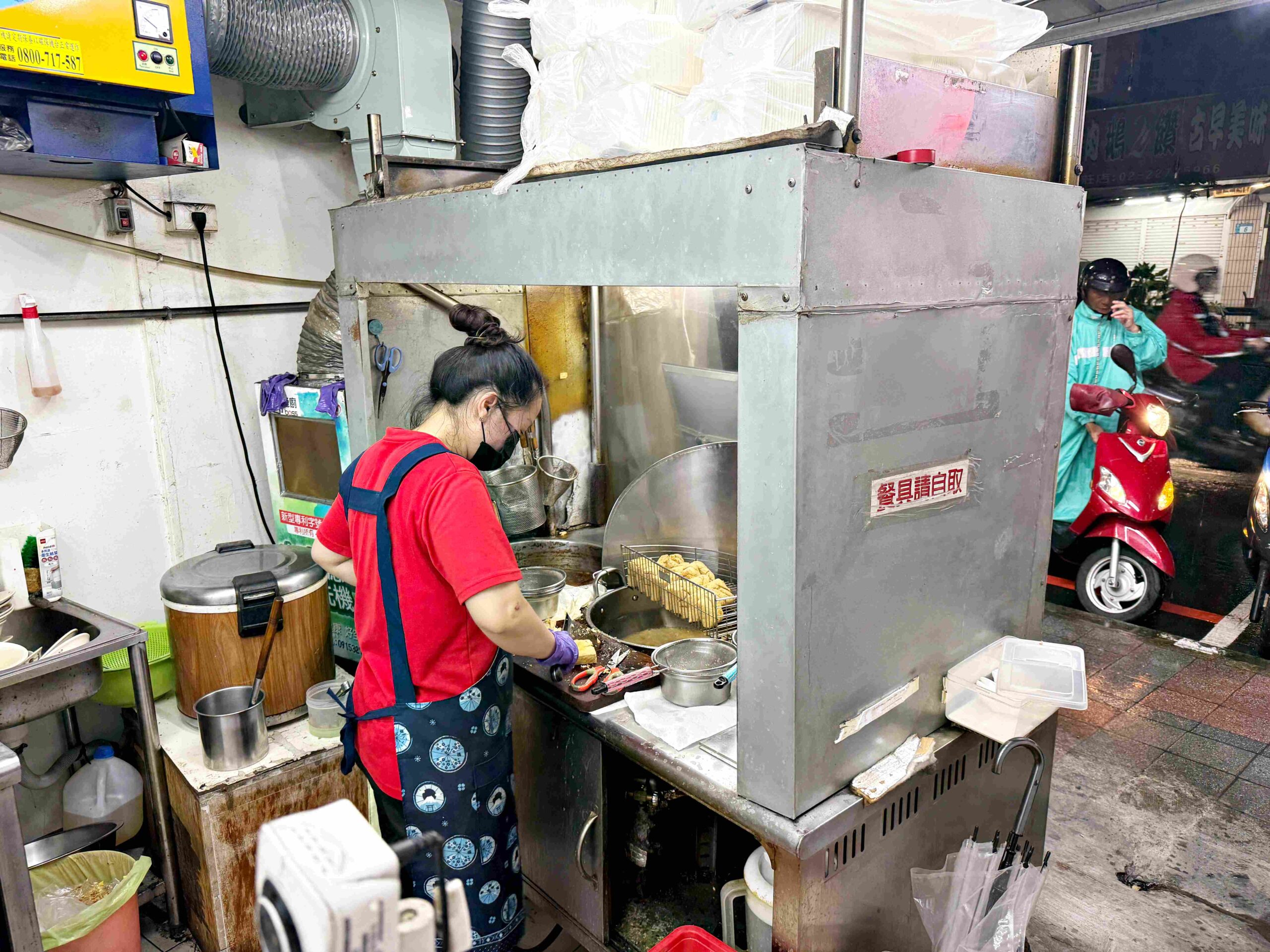 【新莊美食】阿霞臭豆腐，下雨天也大排長龍，酥到像餅乾、臭到剛剛好(菜單) @厚片嘴角帶便當