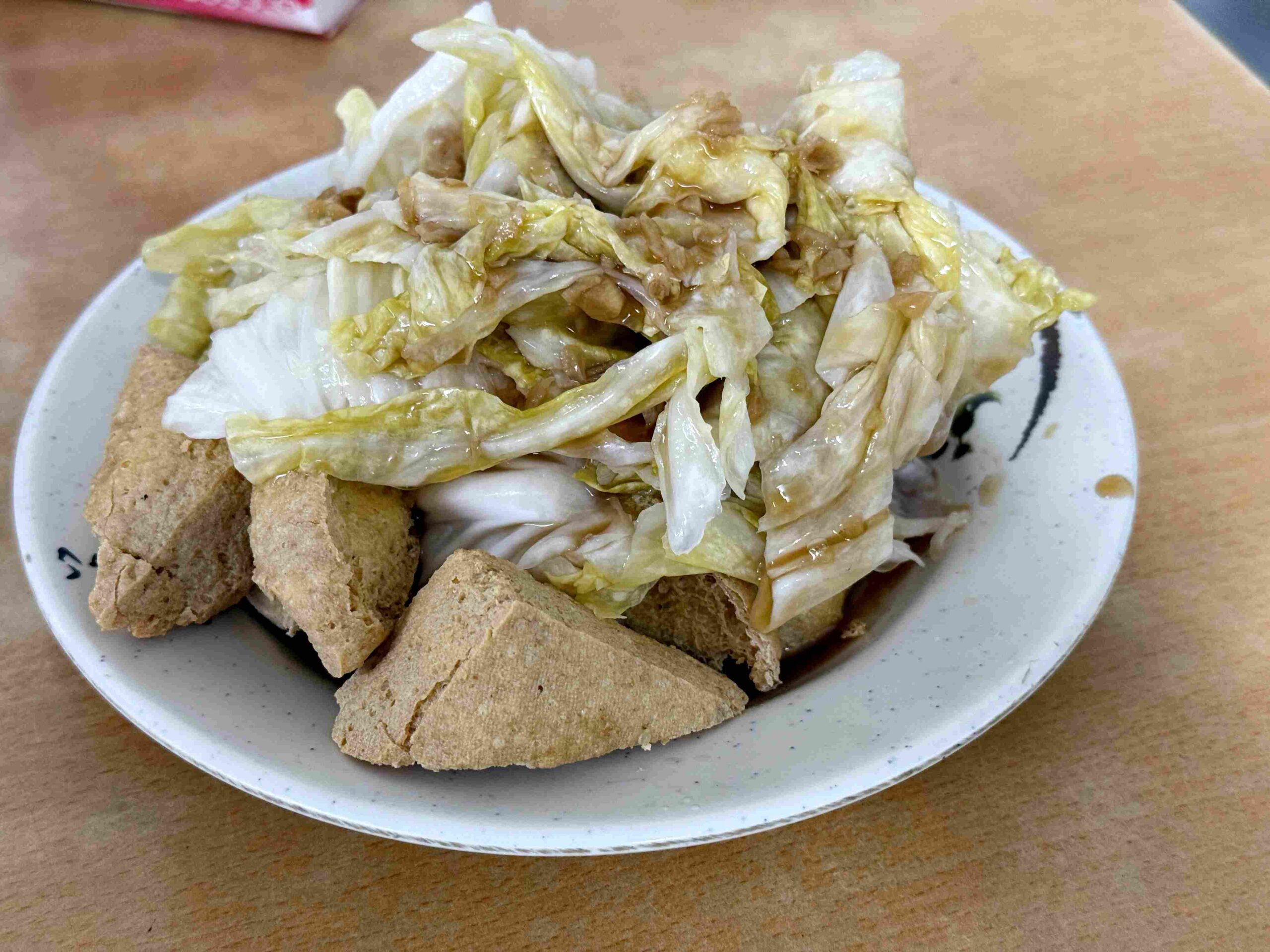 【新莊美食】阿霞臭豆腐，下雨天也大排長龍，酥到像餅乾、臭到剛剛好(菜單) @厚片嘴角帶便當