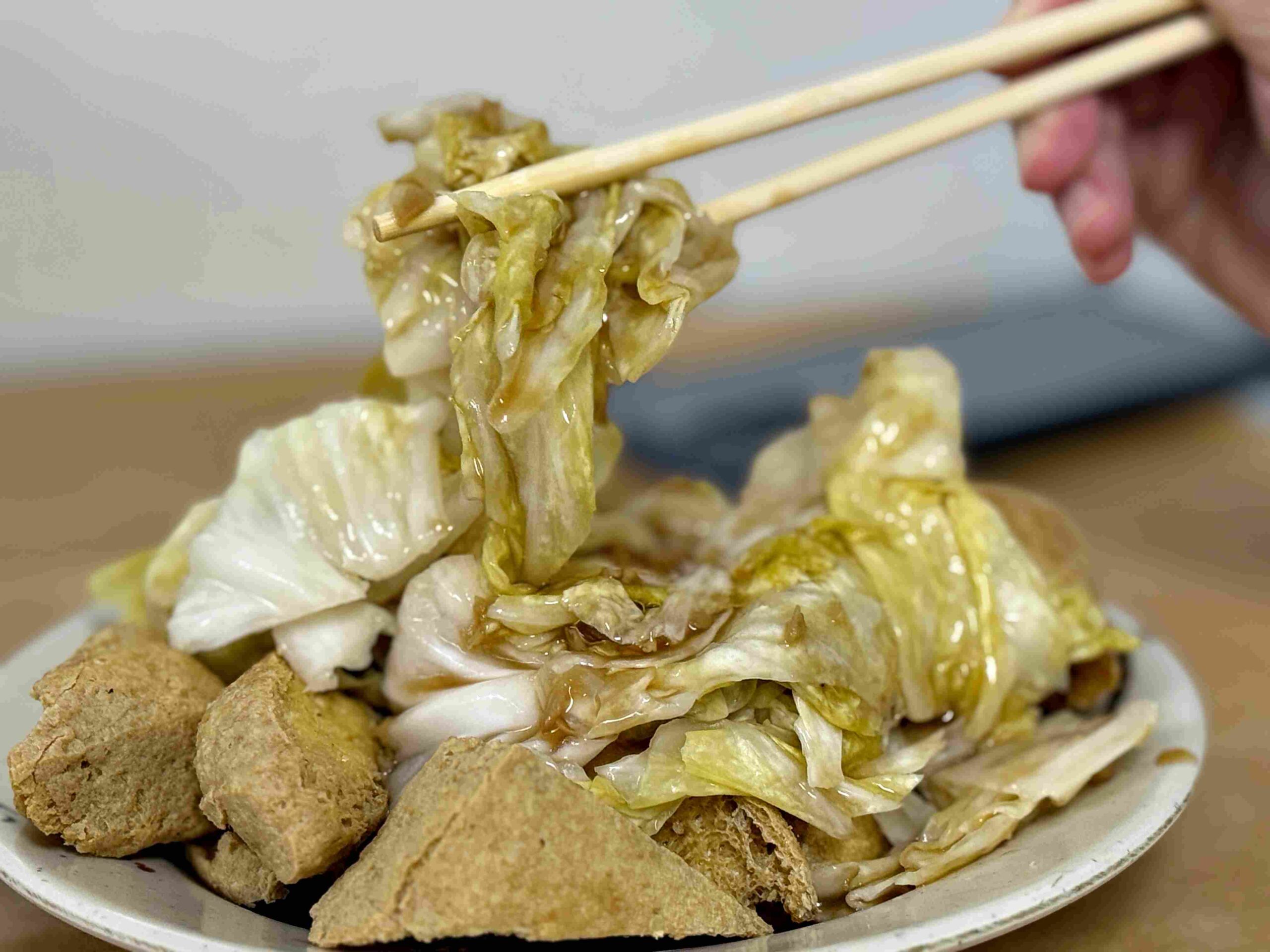 【新莊美食】阿霞臭豆腐，下雨天也大排長龍，酥到像餅乾、臭到剛剛好(菜單) @厚片嘴角帶便當