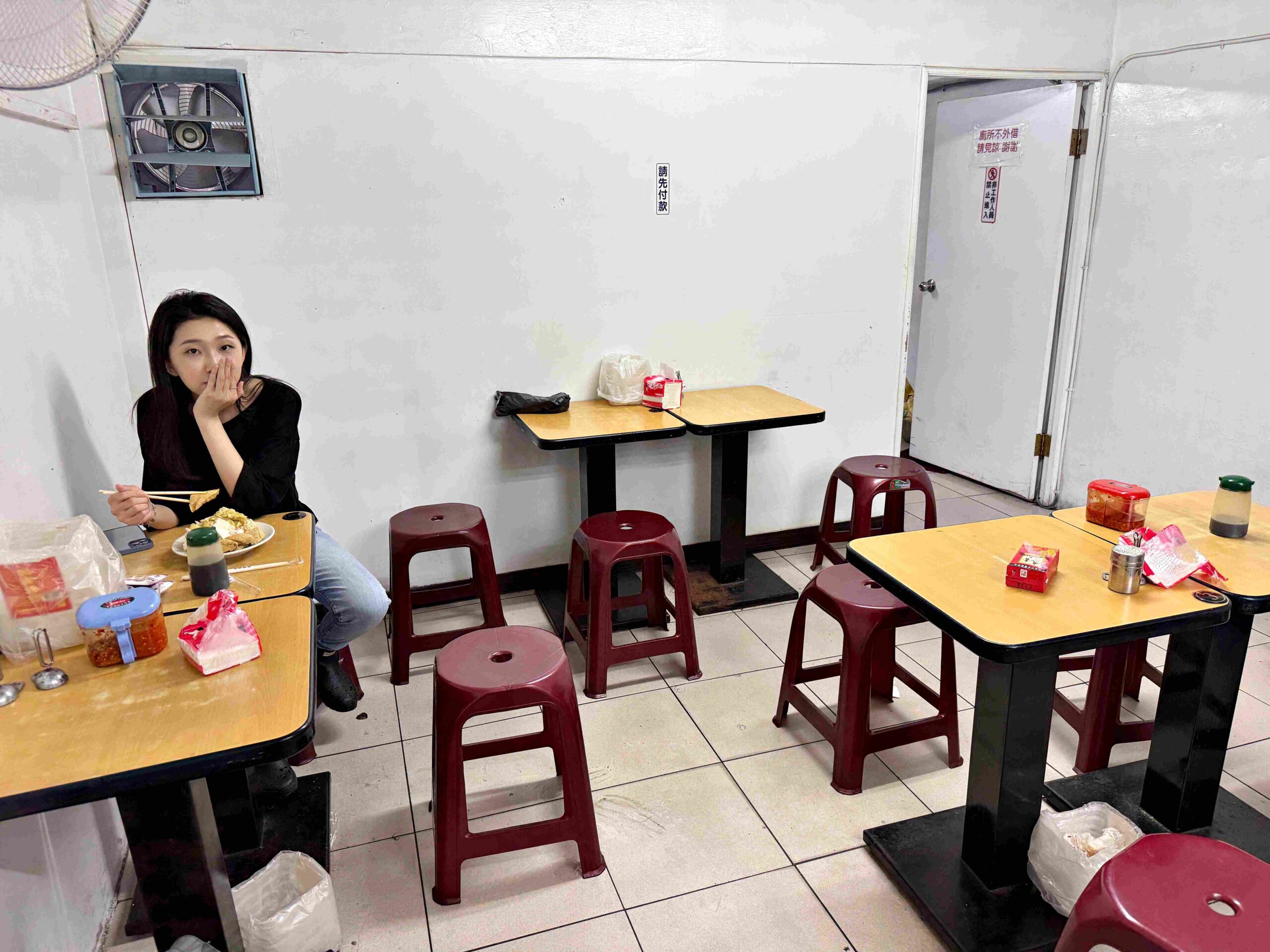 【新莊美食】阿霞臭豆腐，下雨天也大排長龍，酥到像餅乾、臭到剛剛好(菜單) @厚片嘴角帶便當