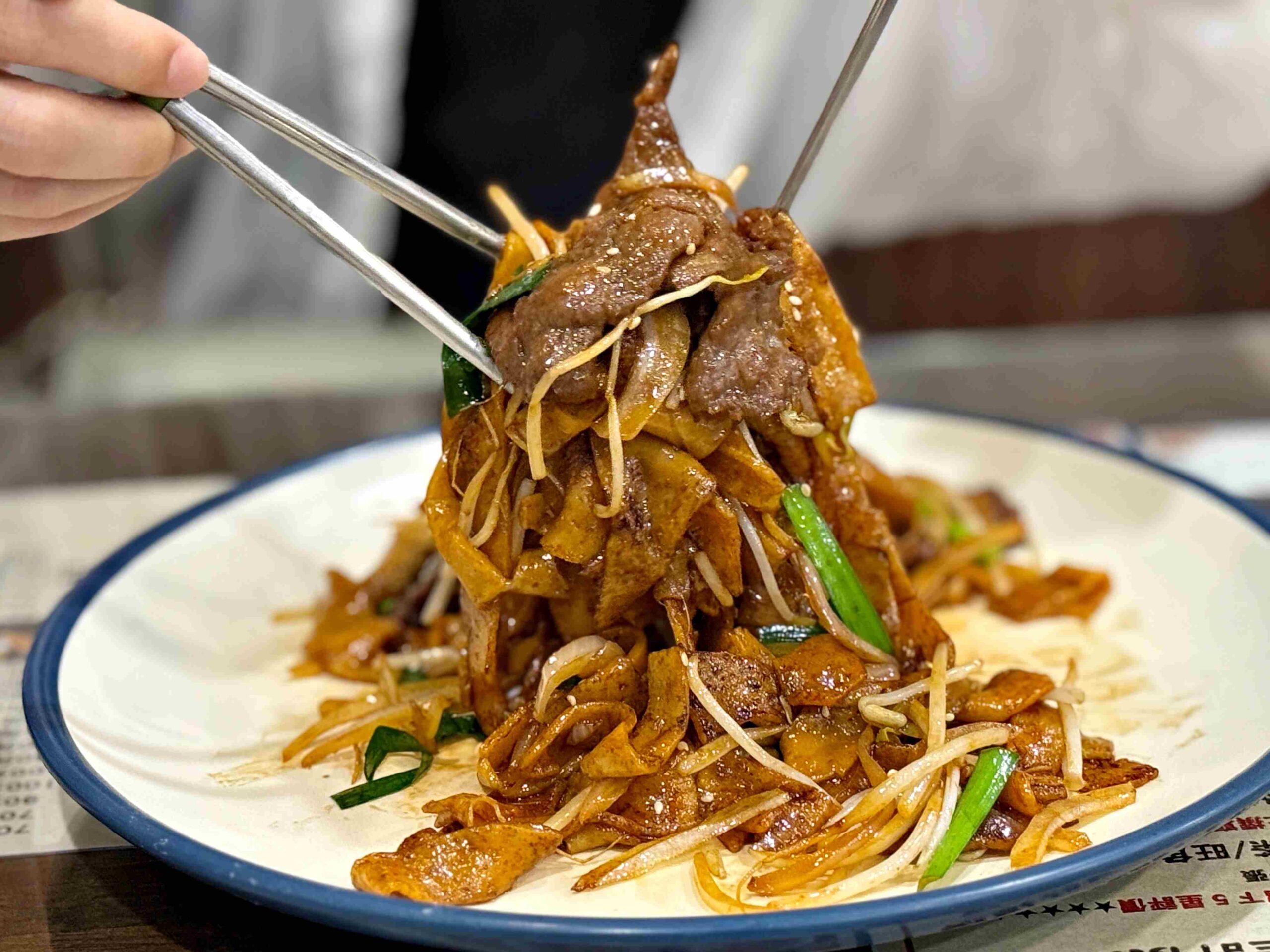 【新莊美食】旺角飲茶｜Google 破2000則4.6星評價的巷弄港式茶餐廳，干炒牛河鑊氣超香！(菜單) @厚片嘴角帶便當