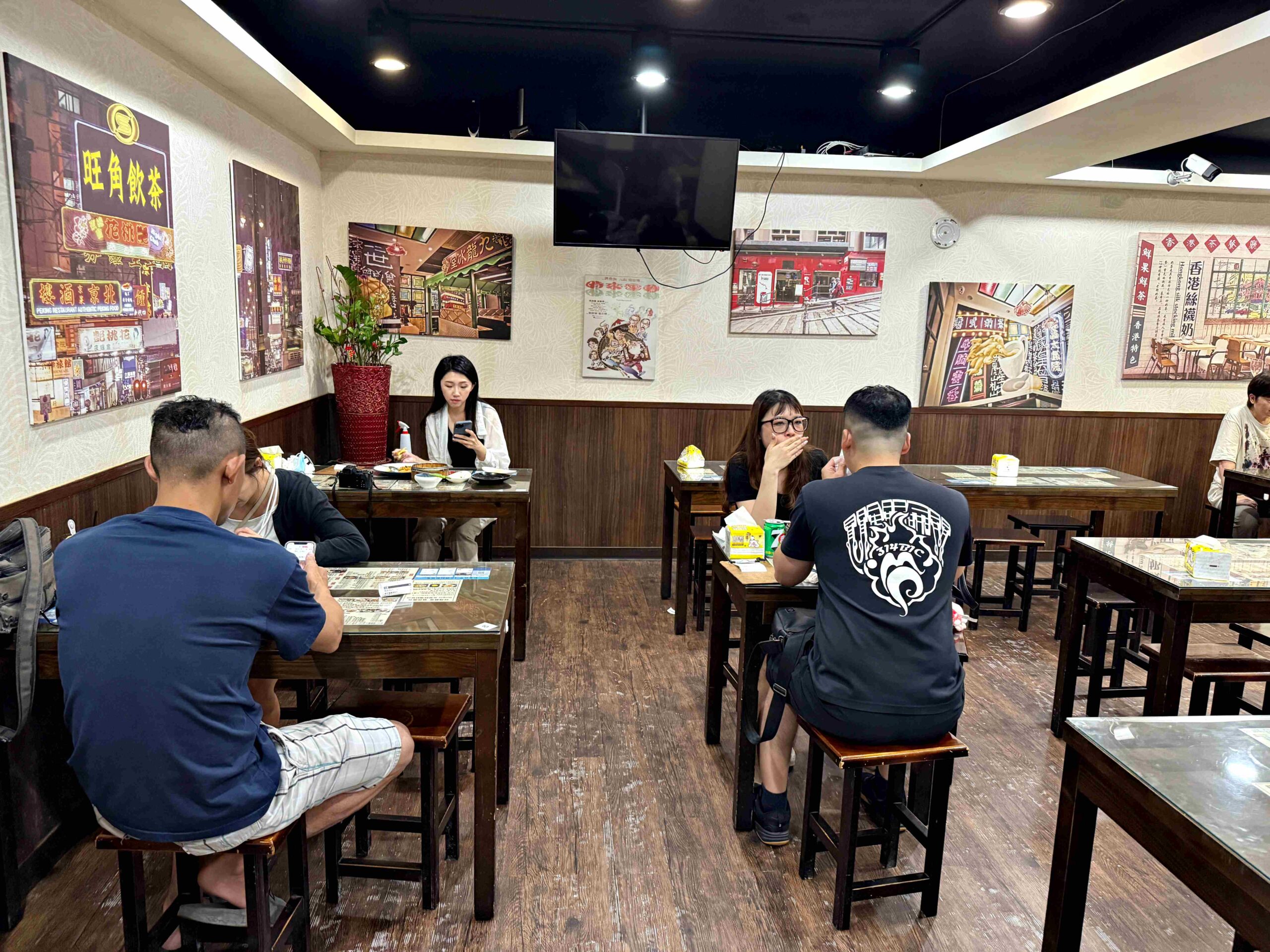【新莊美食】旺角飲茶｜Google 破2000則4.6星評價的巷弄港式茶餐廳，干炒牛河鑊氣超香！(菜單) @厚片嘴角帶便當