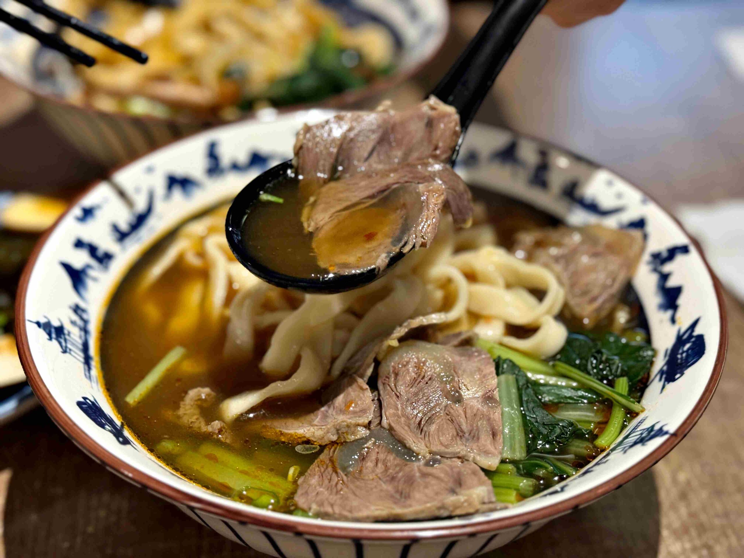 【台北車站美食】老台客食麵，隱藏版人氣麵店，椒麻拌麵＋紅燒牛肉湯太犯規！(菜單) @厚片嘴角帶便當
