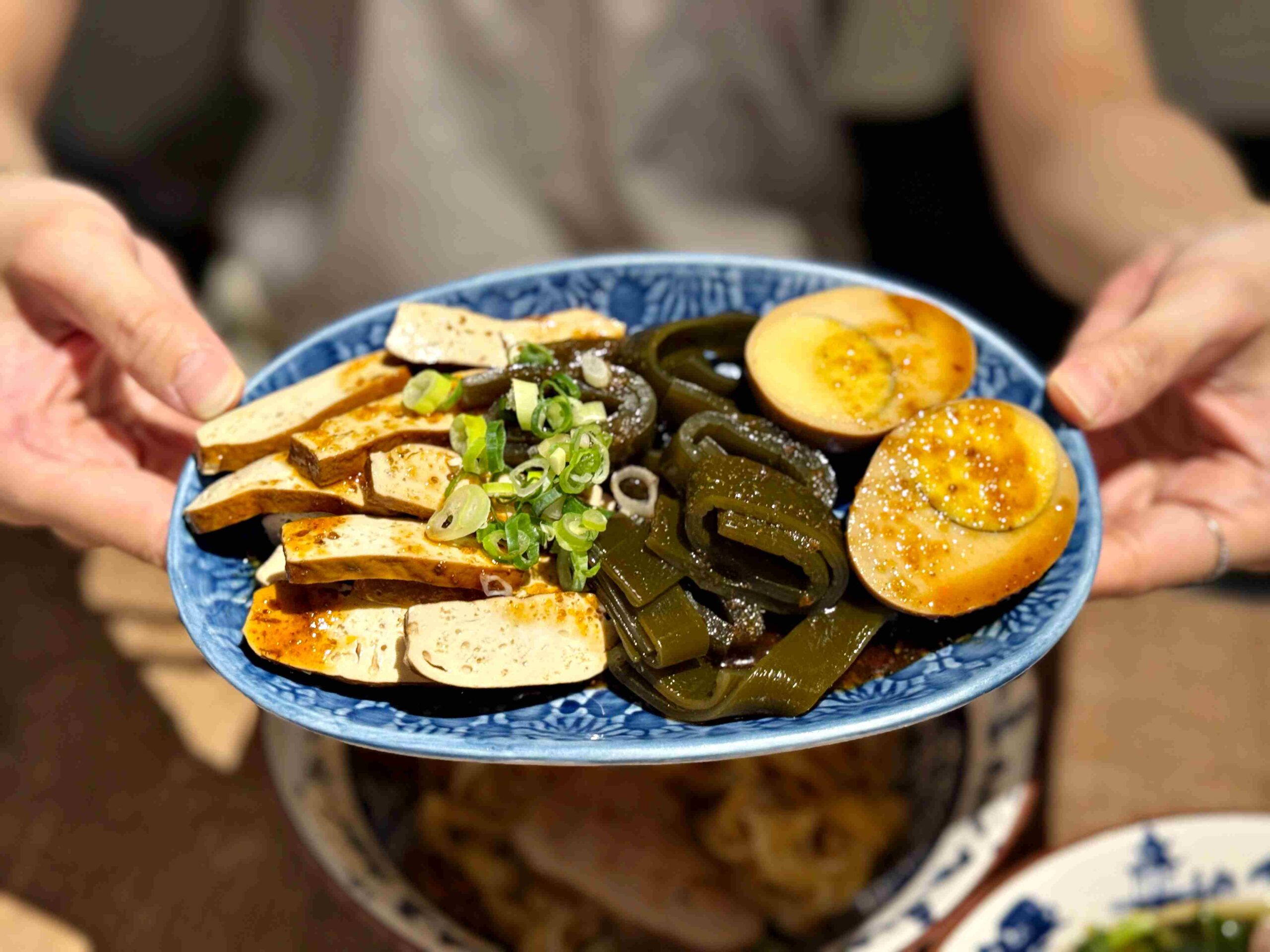 【台北車站美食】老台客食麵，隱藏版人氣麵店，椒麻拌麵＋紅燒牛肉湯太犯規！(菜單) @厚片嘴角帶便當