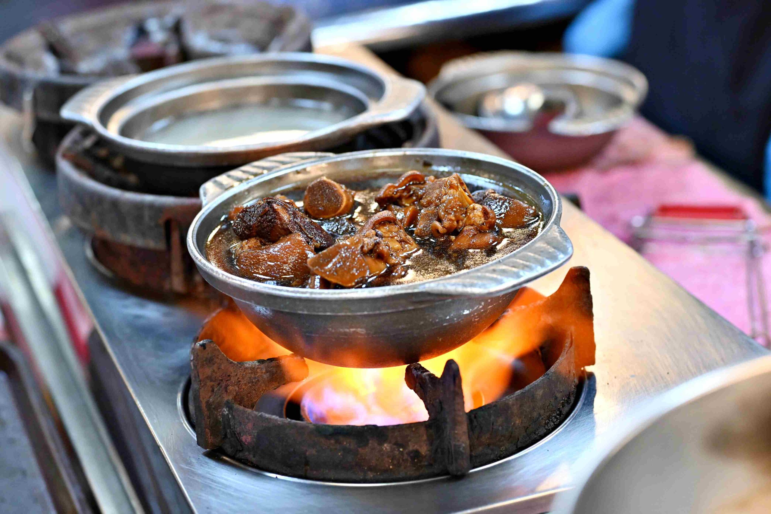 【板橋美食】萬得富爸爸肉骨茶王中王：全球十大名店進駐台灣，乾的比湯的更猛(菜單) @厚片嘴角帶便當