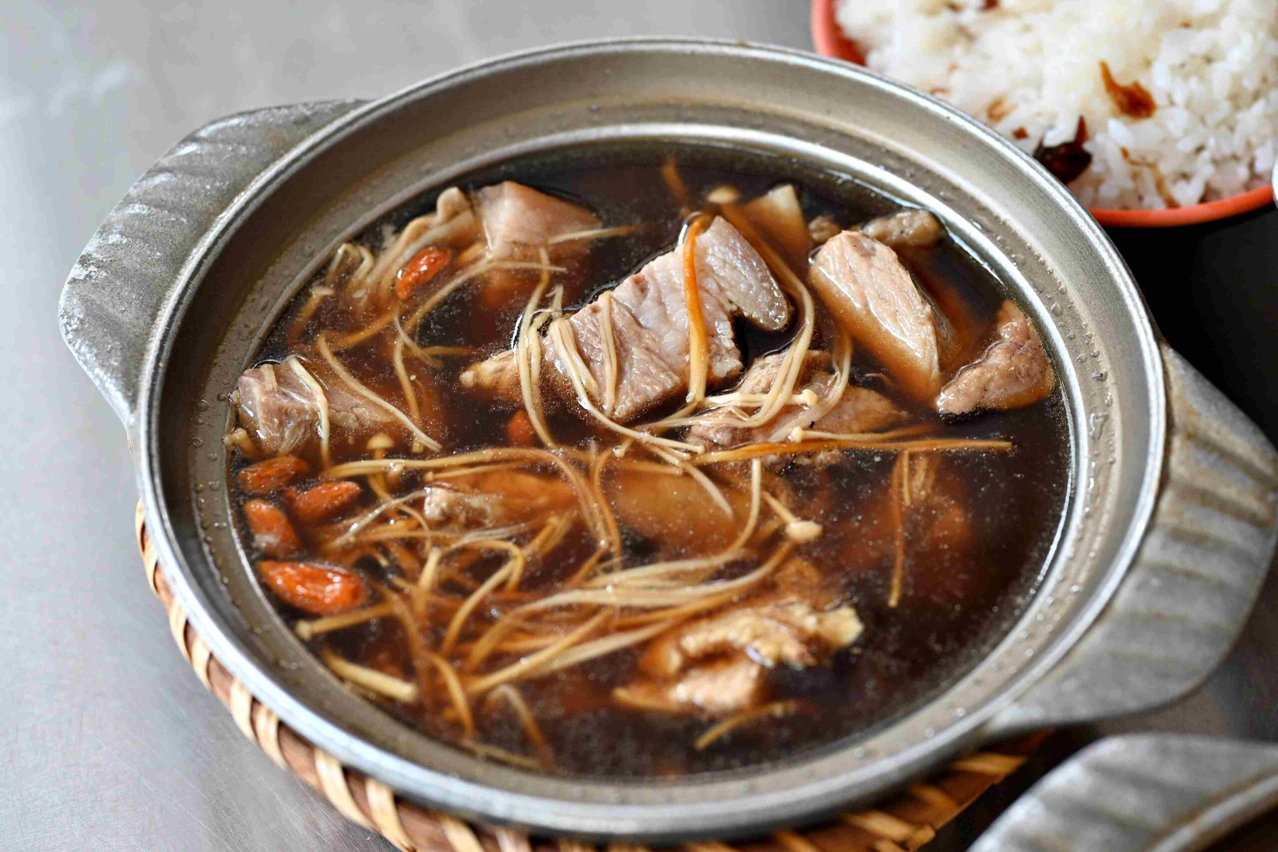【板橋美食】萬得富爸爸肉骨茶王中王：全球十大名店進駐台灣，乾的比湯的更猛(菜單) @厚片嘴角帶便當