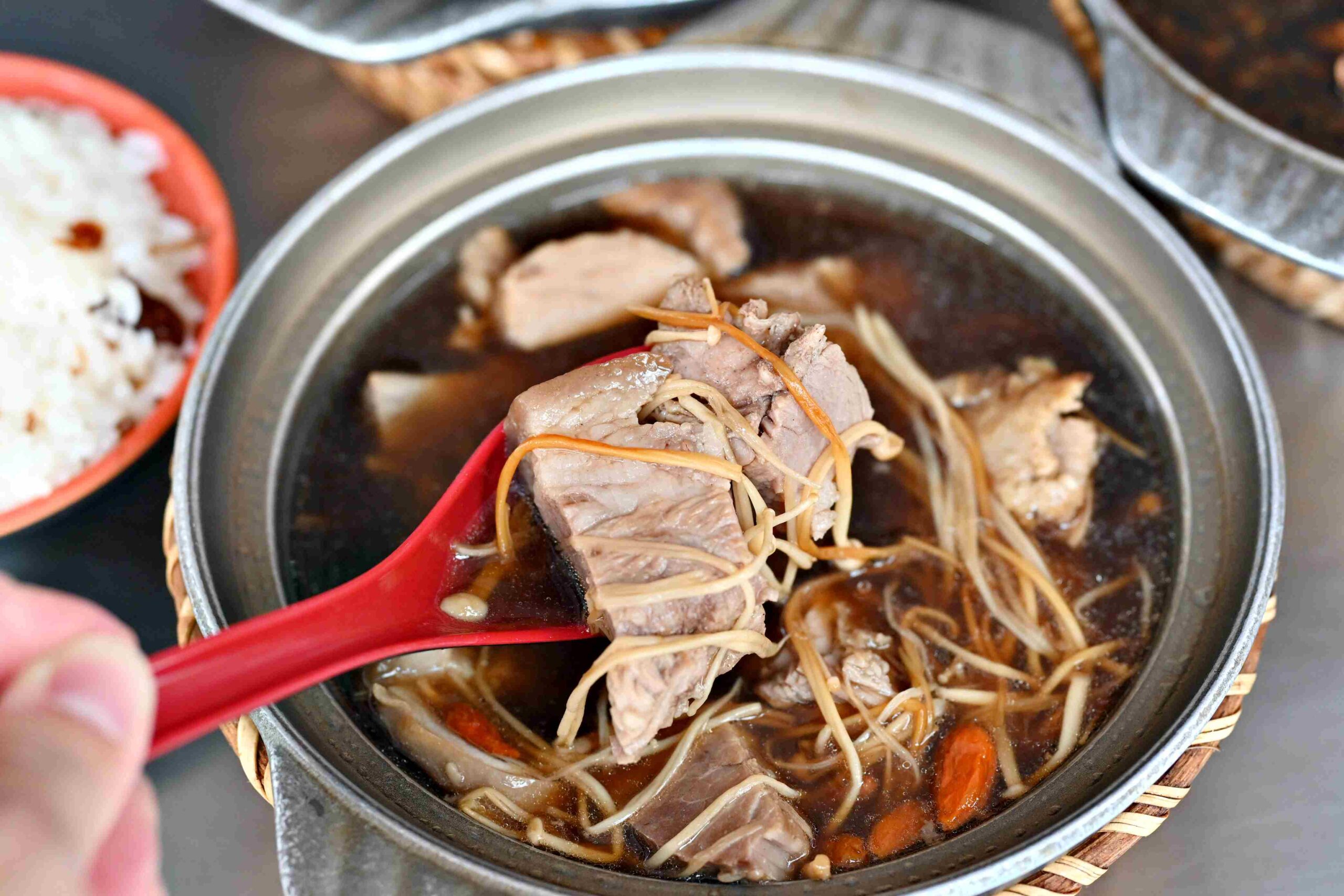 【板橋美食】萬得富爸爸肉骨茶王中王：全球十大名店進駐台灣，乾的比湯的更猛(菜單) @厚片嘴角帶便當