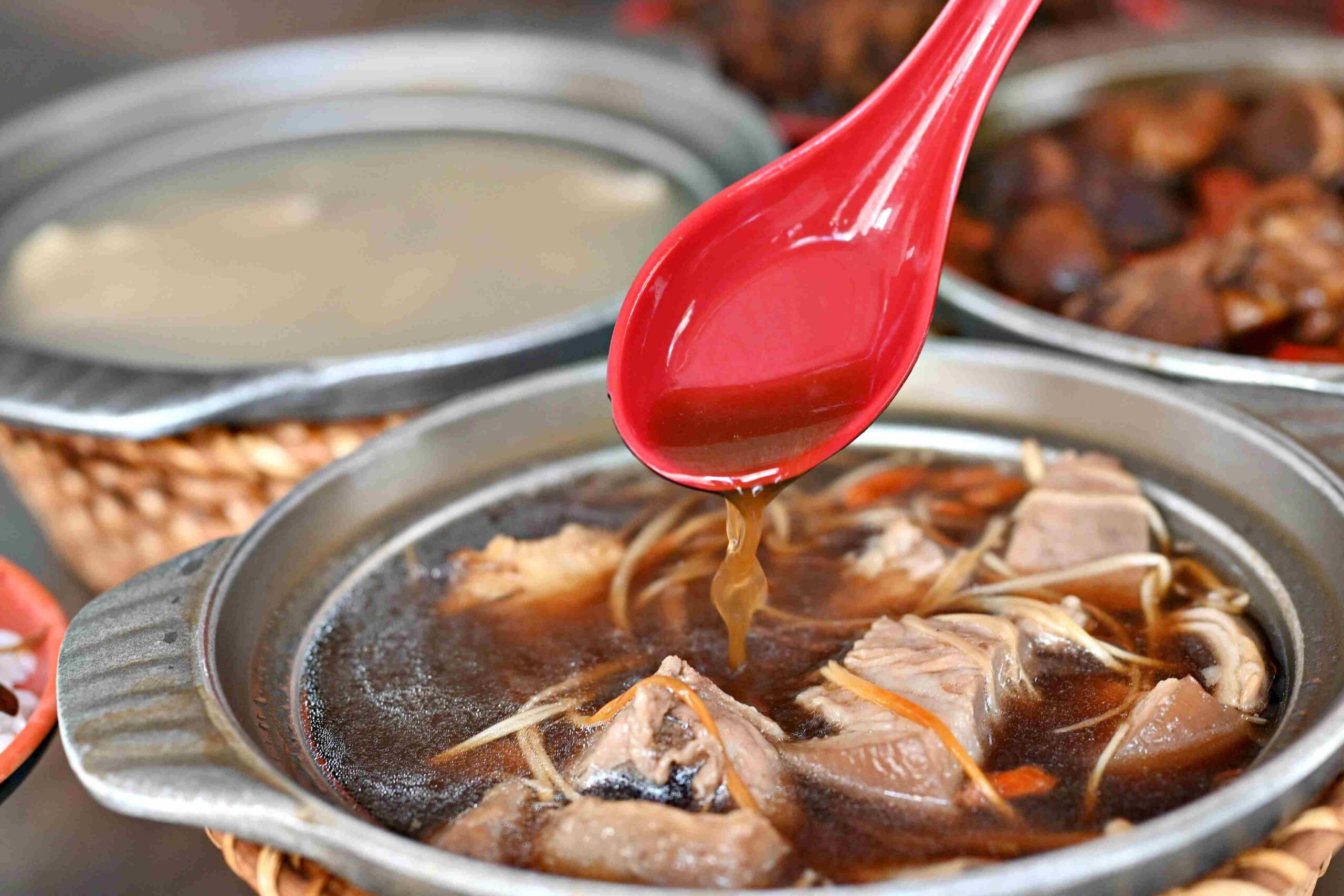 【板橋美食】萬得富爸爸肉骨茶王中王：全球十大名店進駐台灣，乾的比湯的更猛(菜單) @厚片嘴角帶便當