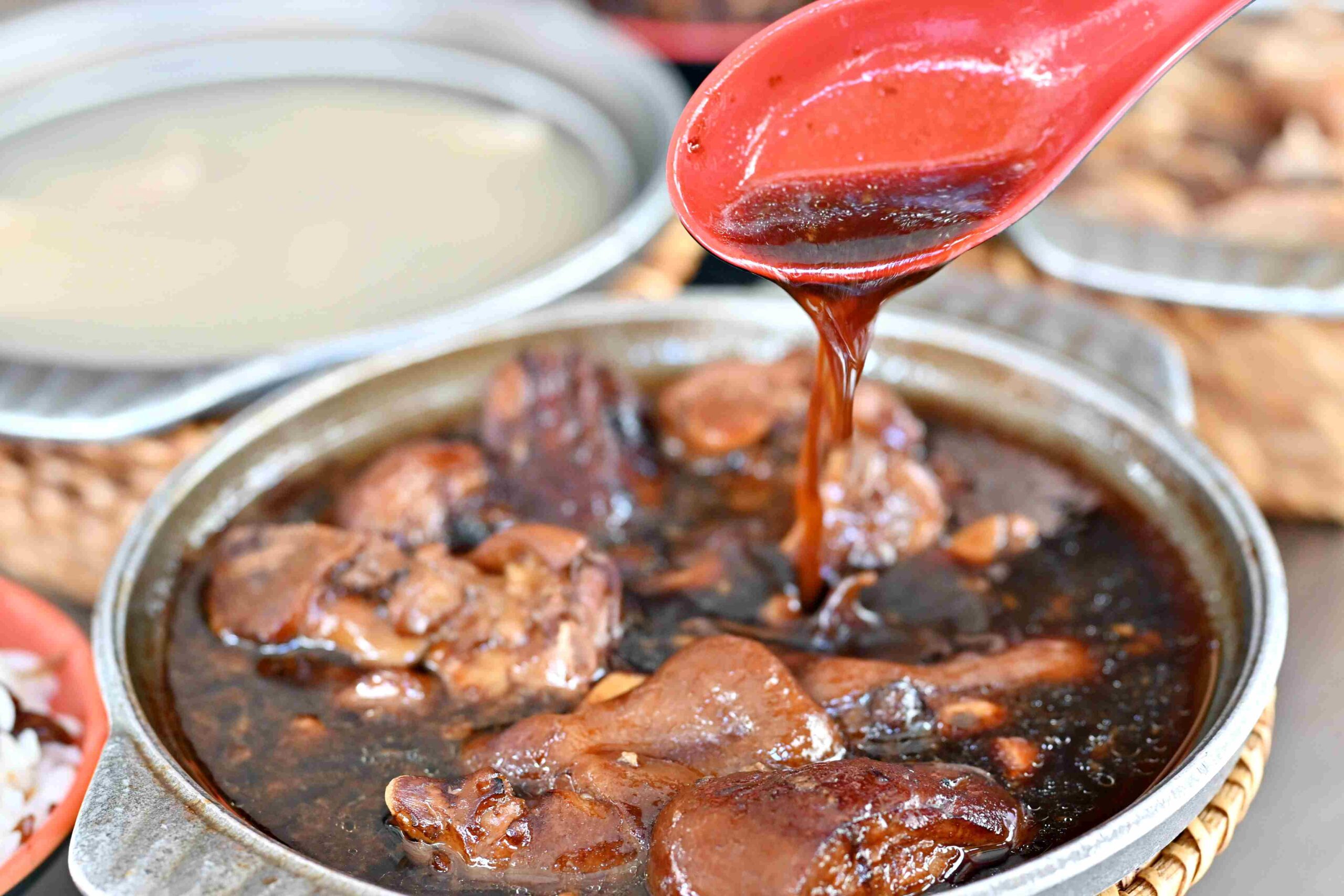 【板橋美食】萬得富爸爸肉骨茶王中王：全球十大名店進駐台灣，乾的比湯的更猛(菜單) @厚片嘴角帶便當