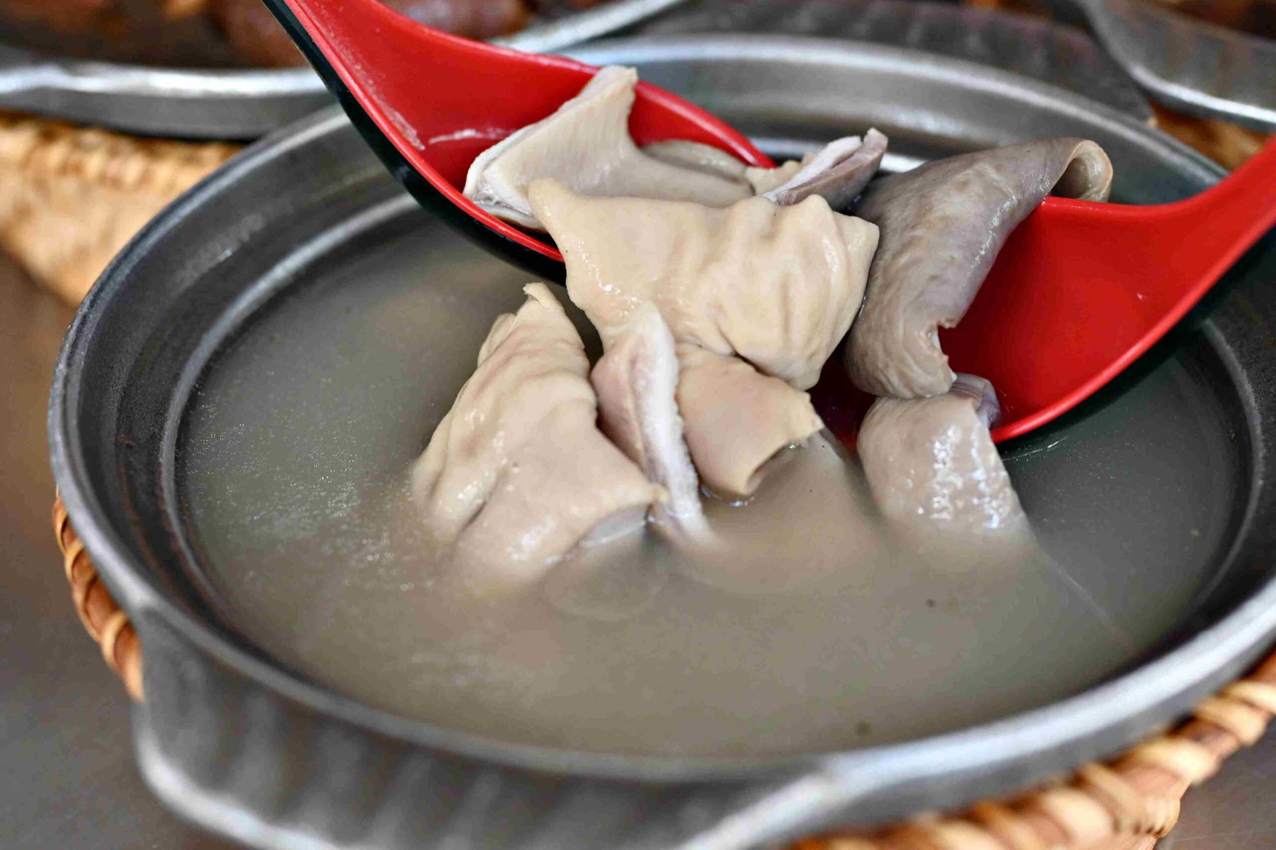 【板橋美食】萬得富爸爸肉骨茶王中王：全球十大名店進駐台灣，乾的比湯的更猛(菜單) @厚片嘴角帶便當
