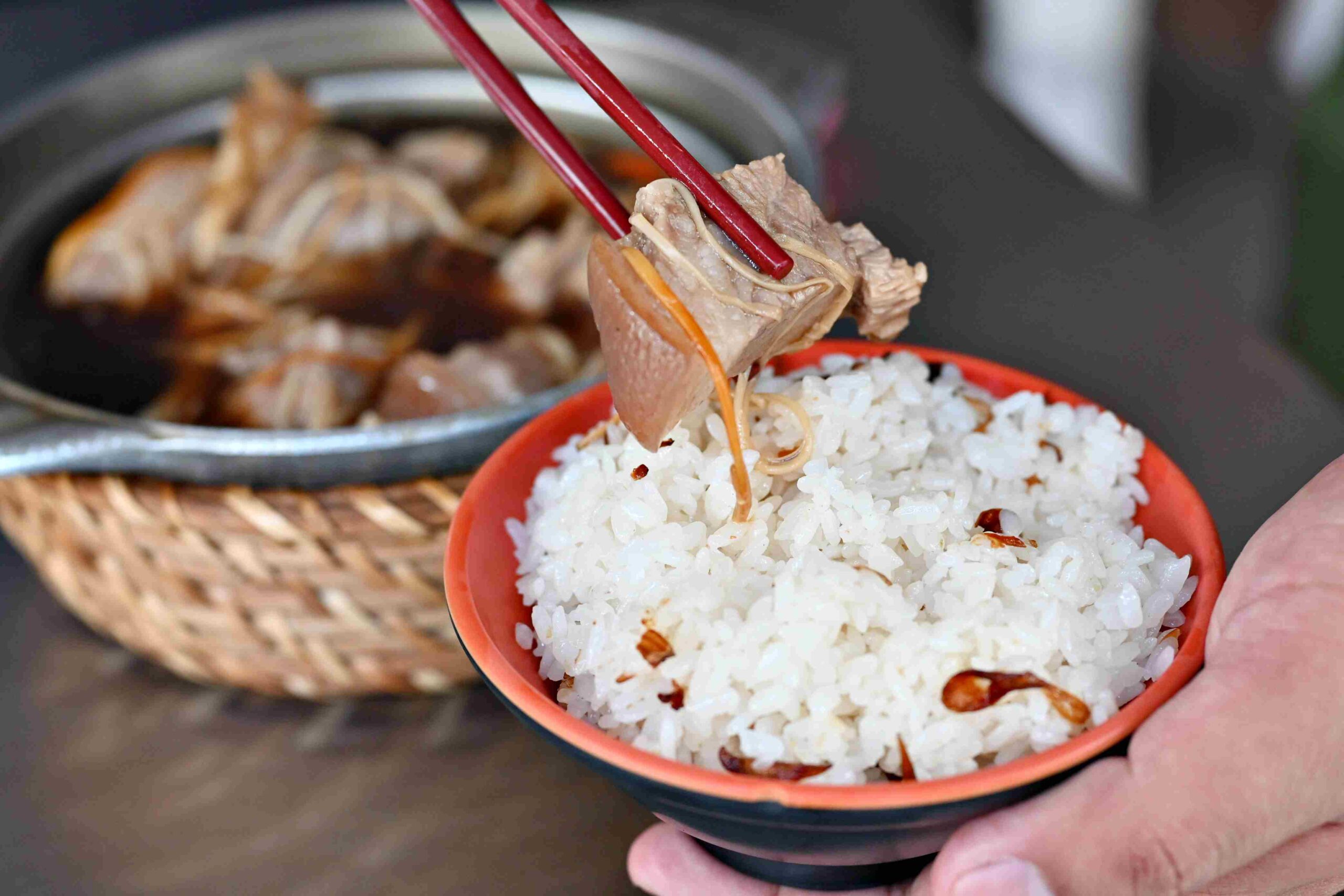 【板橋美食】萬得富爸爸肉骨茶王中王：全球十大名店進駐台灣，乾的比湯的更猛(菜單) @厚片嘴角帶便當