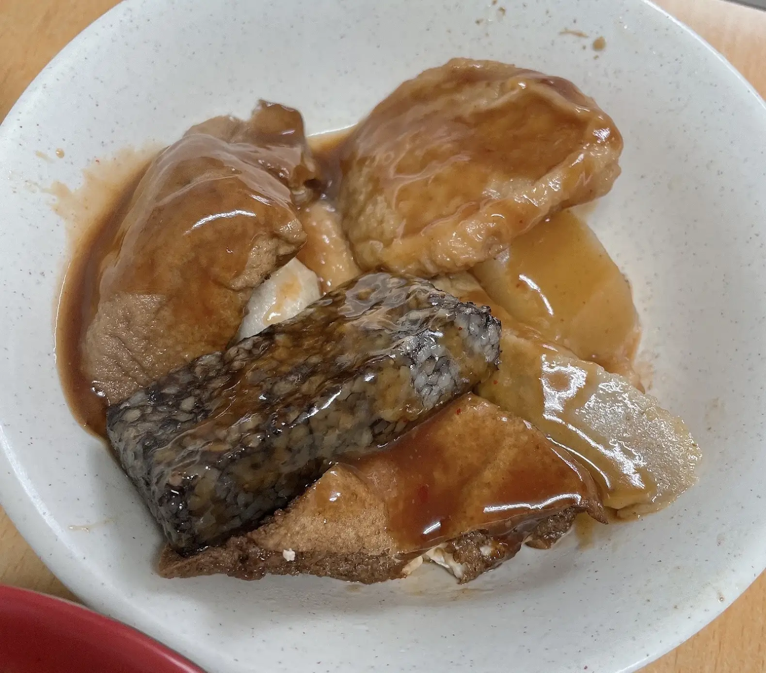 【新莊美食】阿霞臭豆腐，下雨天也大排長龍，酥到像餅乾、臭到剛剛好(菜單) @厚片嘴角帶便當