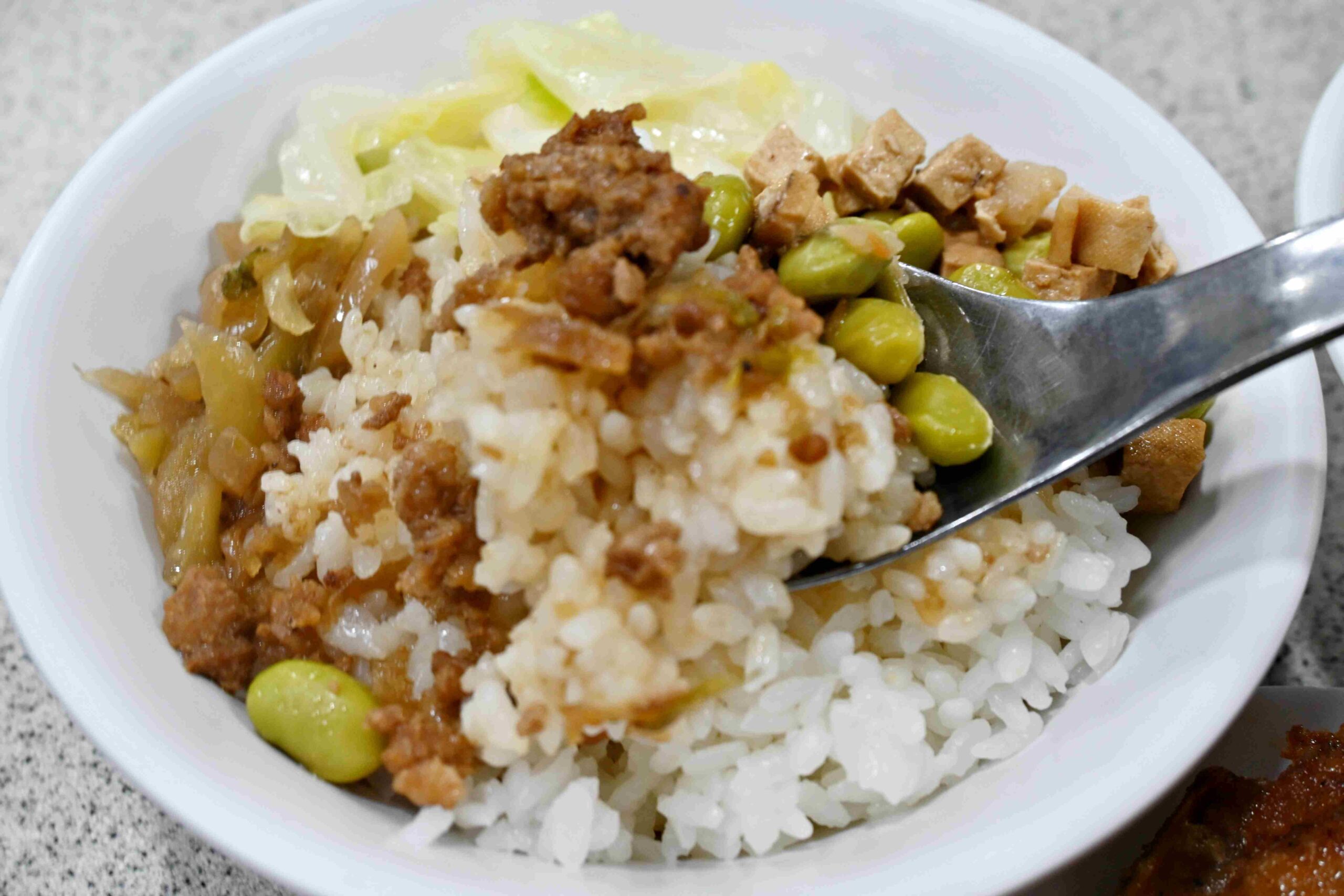 台北最強排骨飯！每天都爆排的金園排骨真的有夠狂 @厚片嘴角帶便當