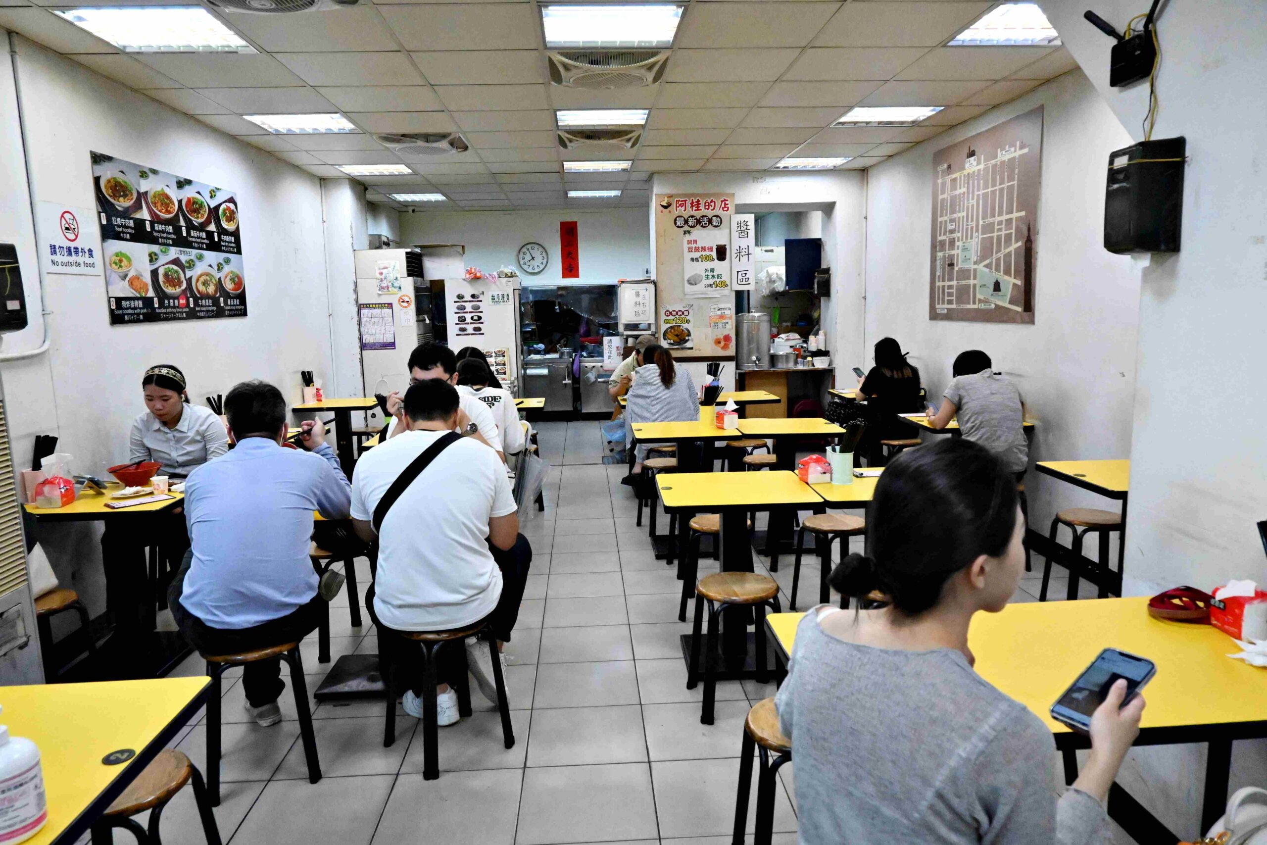 【台北車站美食】阿桂的店，炸豆腐+排骨乾麵這組合太可以！藏在市中心的佛心麵店(菜單) @厚片嘴角帶便當