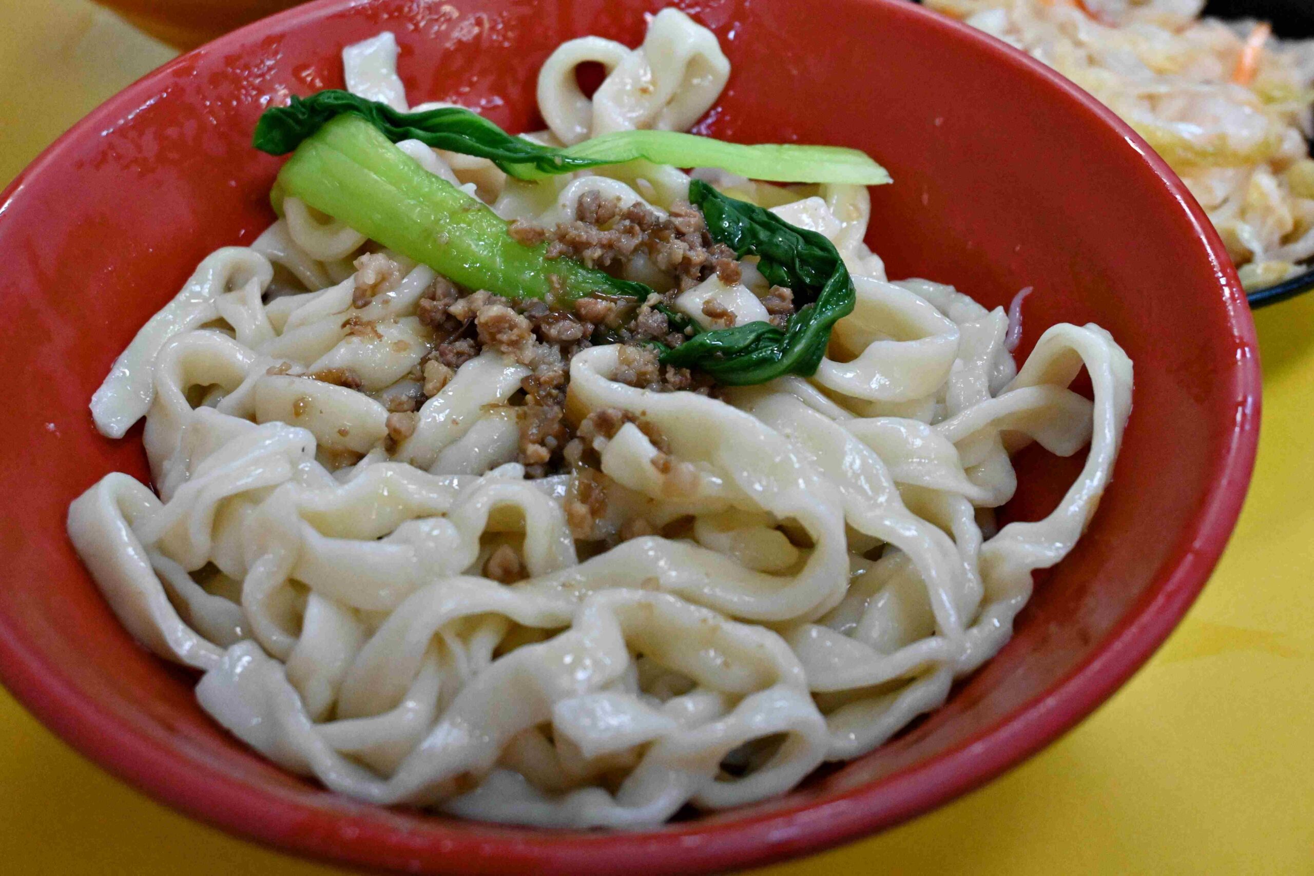 【台北車站美食】阿桂的店，炸豆腐+排骨乾麵這組合太可以！藏在市中心的佛心麵店(菜單) @厚片嘴角帶便當