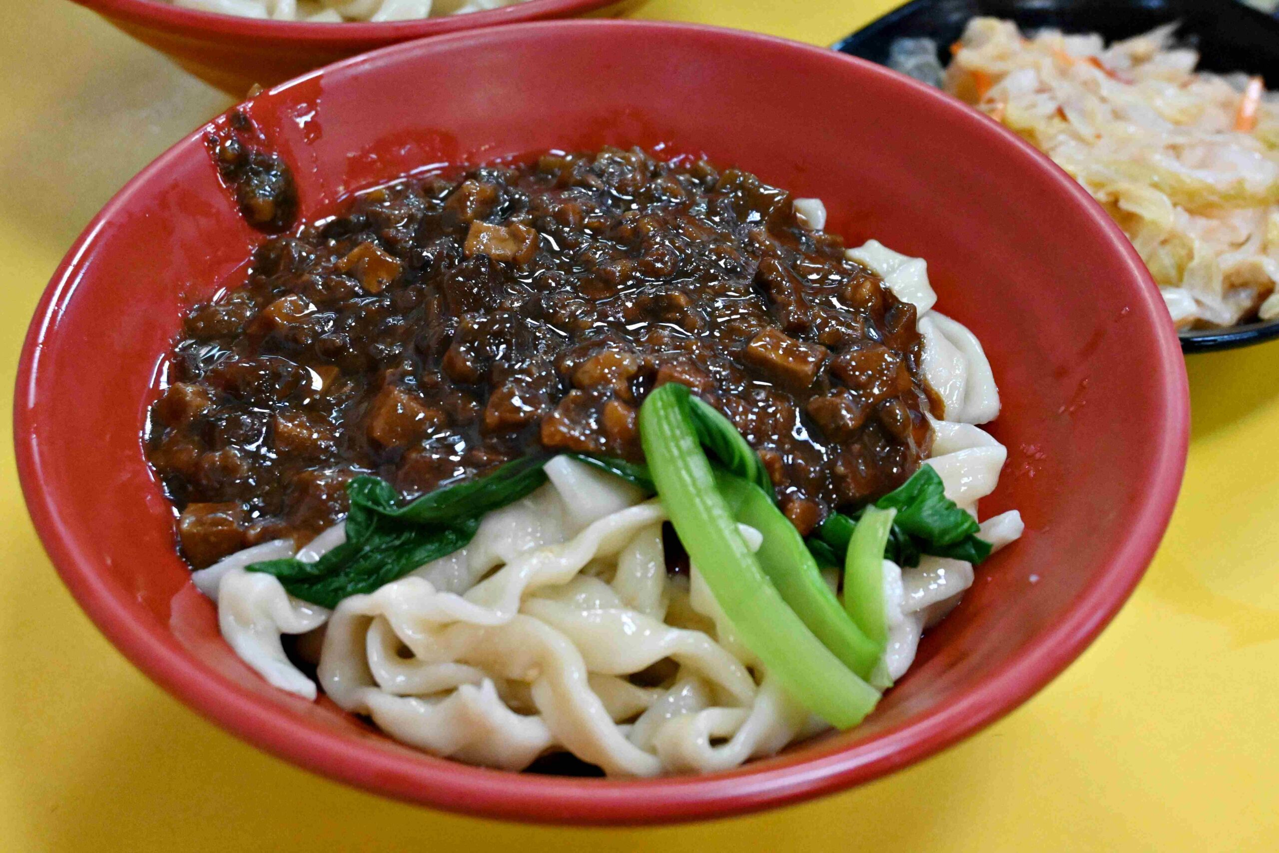 【台北車站美食】阿桂的店，炸豆腐+排骨乾麵這組合太可以！藏在市中心的佛心麵店(菜單) @厚片嘴角帶便當