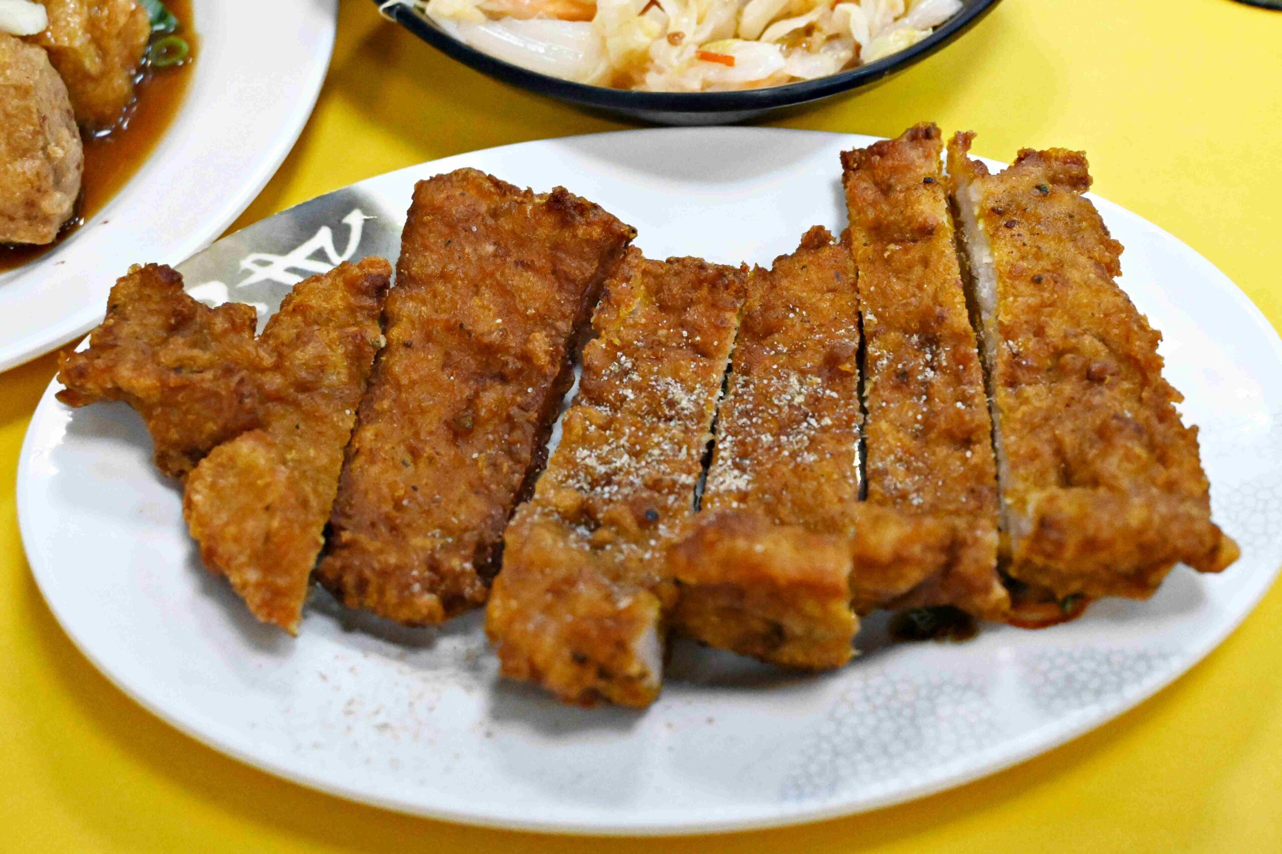 【台北車站美食】阿桂的店，炸豆腐+排骨乾麵這組合太可以！藏在市中心的佛心麵店(菜單) @厚片嘴角帶便當