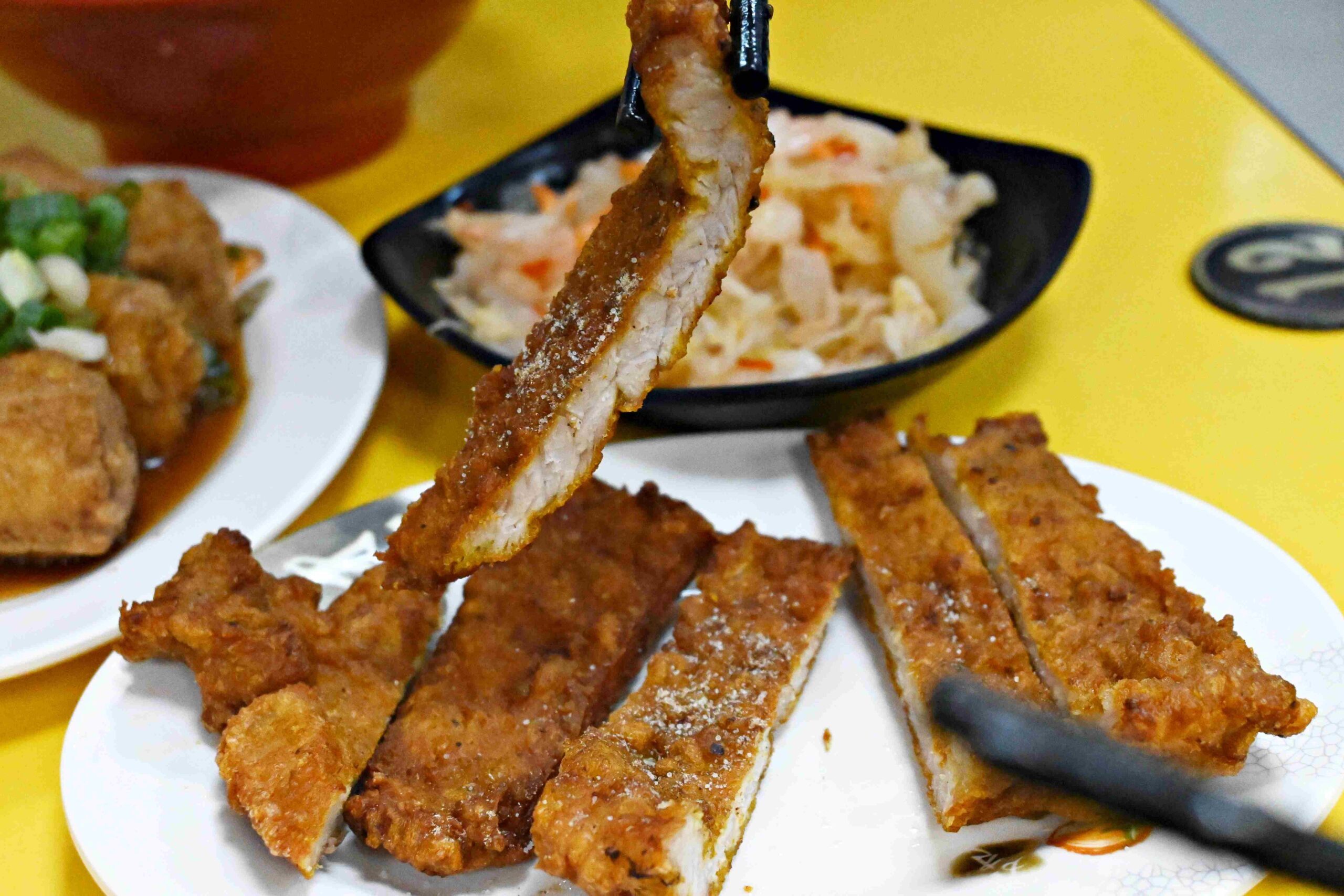 【台北車站美食】阿桂的店，炸豆腐+排骨乾麵這組合太可以！藏在市中心的佛心麵店(菜單) @厚片嘴角帶便當
