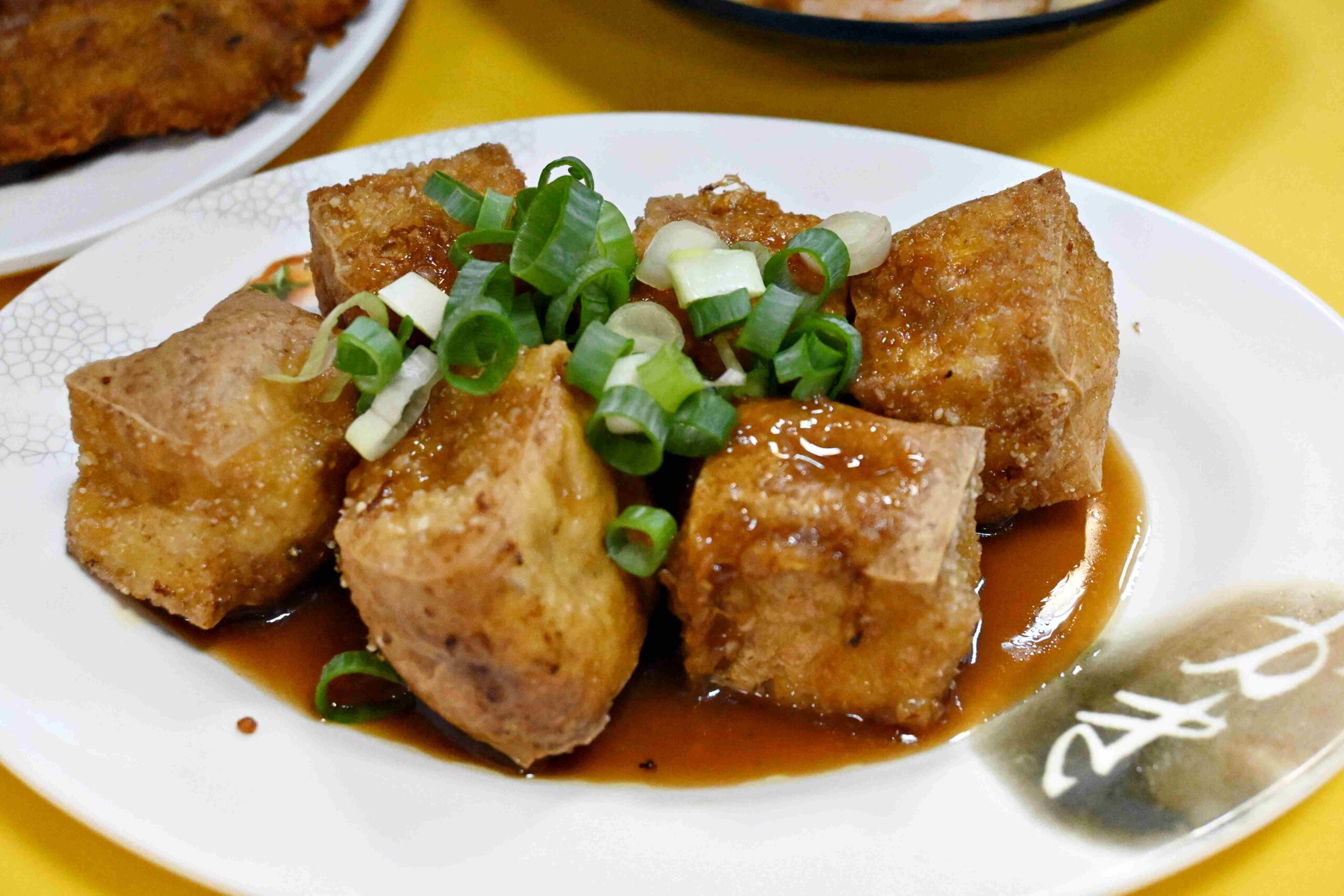 【台北車站美食】阿桂的店，炸豆腐+排骨乾麵這組合太可以！藏在市中心的佛心麵店(菜單) @厚片嘴角帶便當