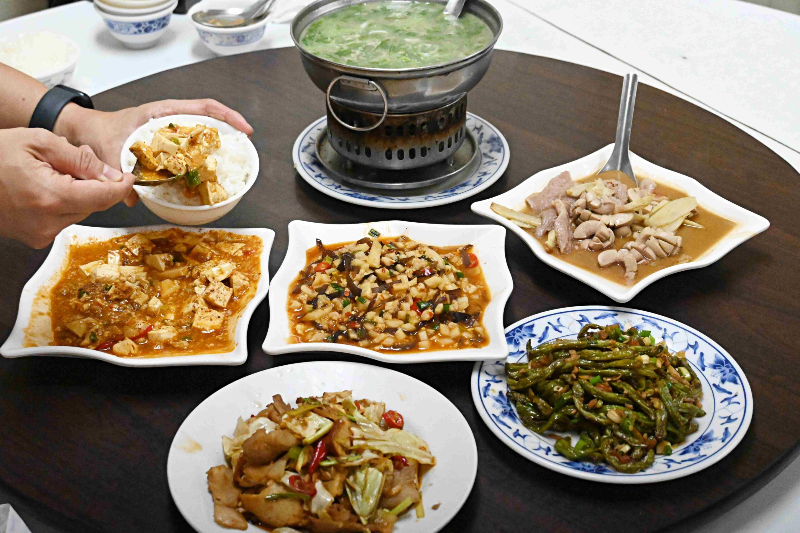 【西門平價美食】我家川菜，五菜一湯不到$200！便宜又好吃就是王道(菜單) @厚片嘴角帶便當