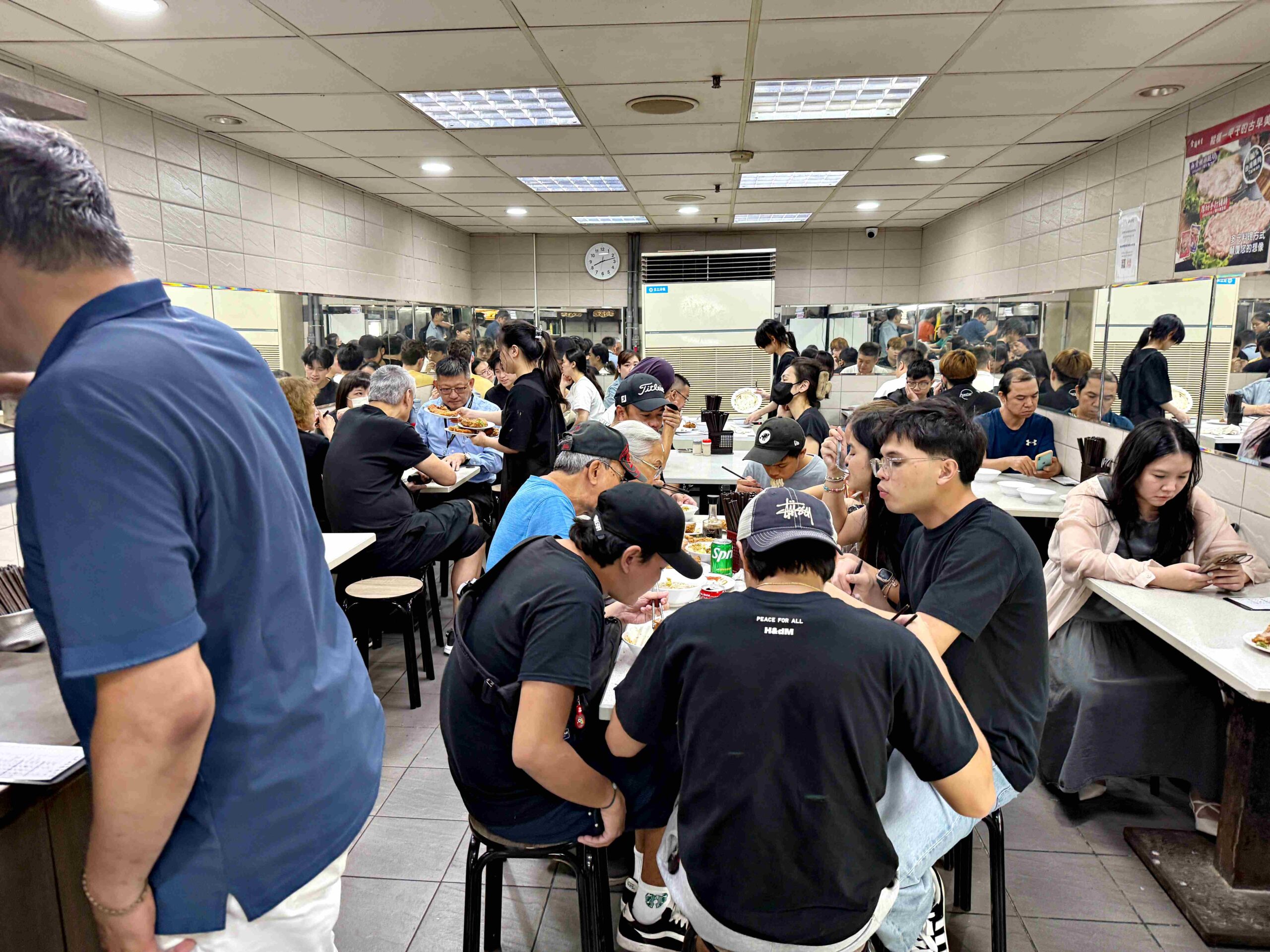 台北最強排骨飯！每天都爆排的金園排骨真的有夠狂 @厚片嘴角帶便當