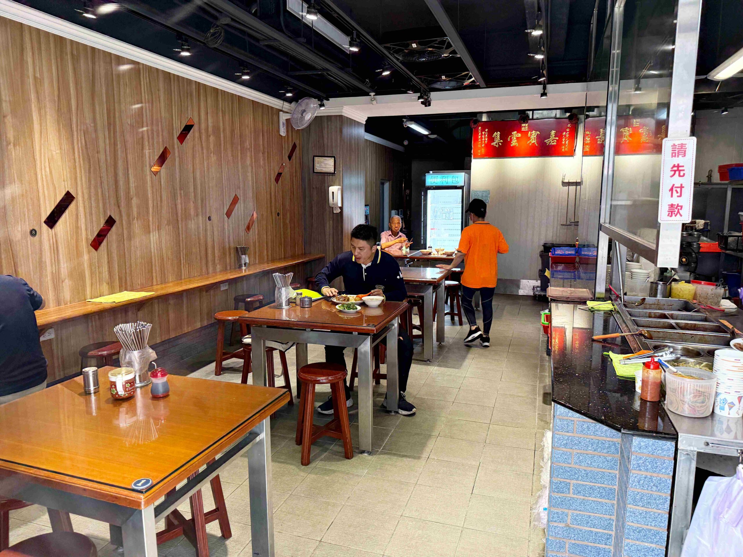 【新莊泰山美食】佳典魯肉飯，不起眼但超香！在地人默默吃的魯肉飯，(菜單) @厚片嘴角帶便當
