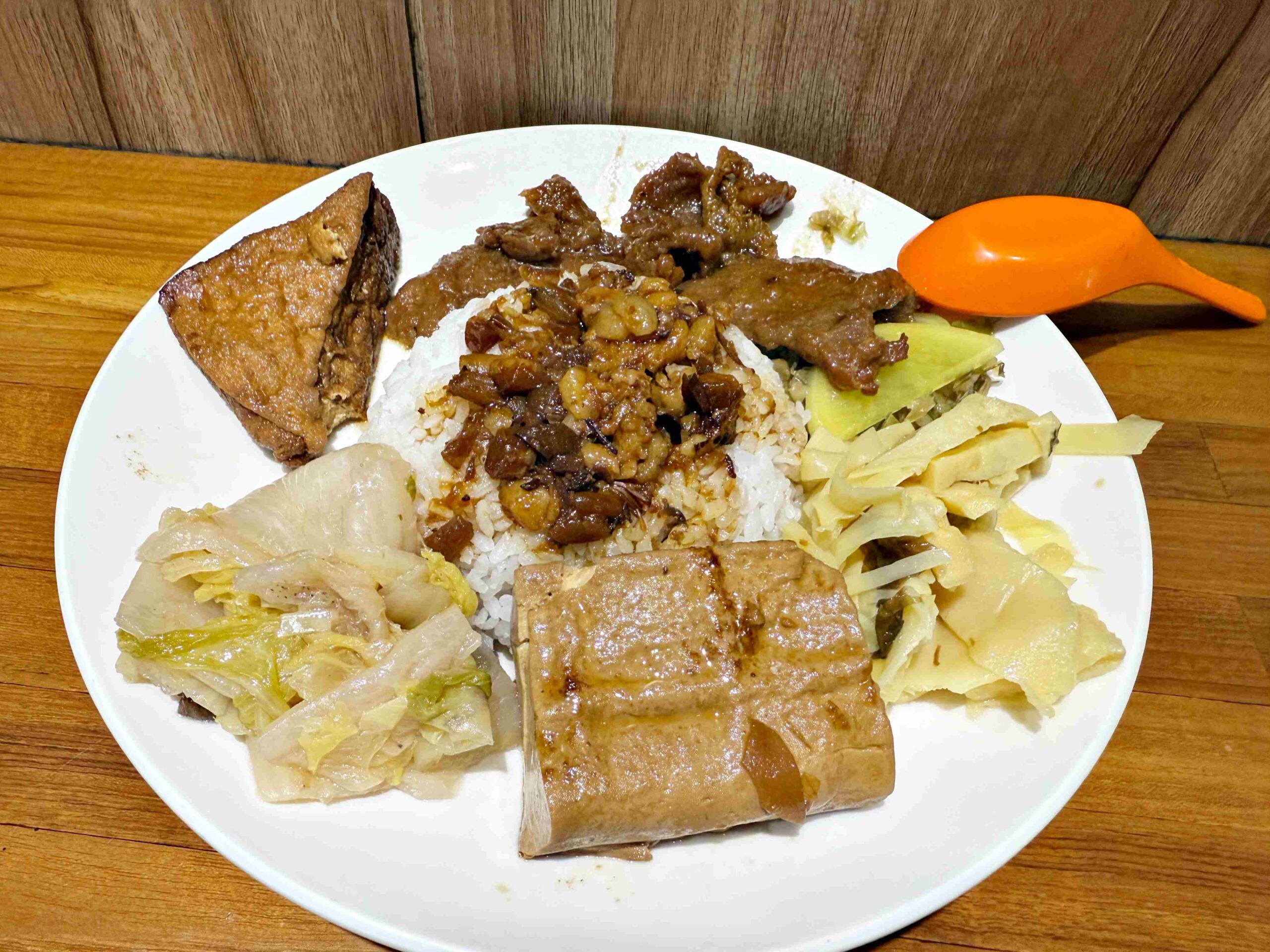 【新莊泰山美食】佳典魯肉飯，不起眼但超香！在地人默默吃的魯肉飯，(菜單) @厚片嘴角帶便當