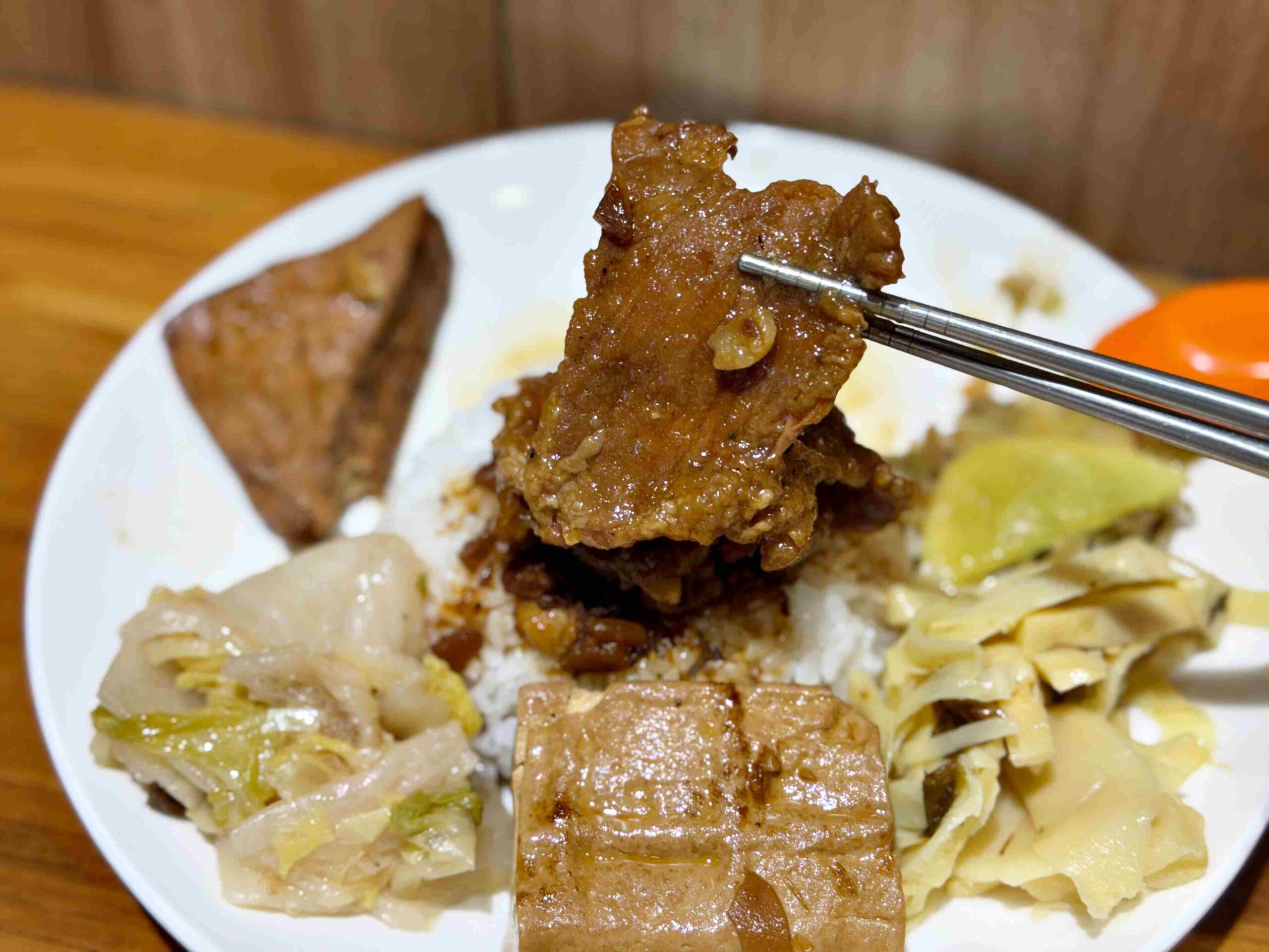 【新莊泰山美食】佳典魯肉飯，不起眼但超香！在地人默默吃的魯肉飯，(菜單) @厚片嘴角帶便當