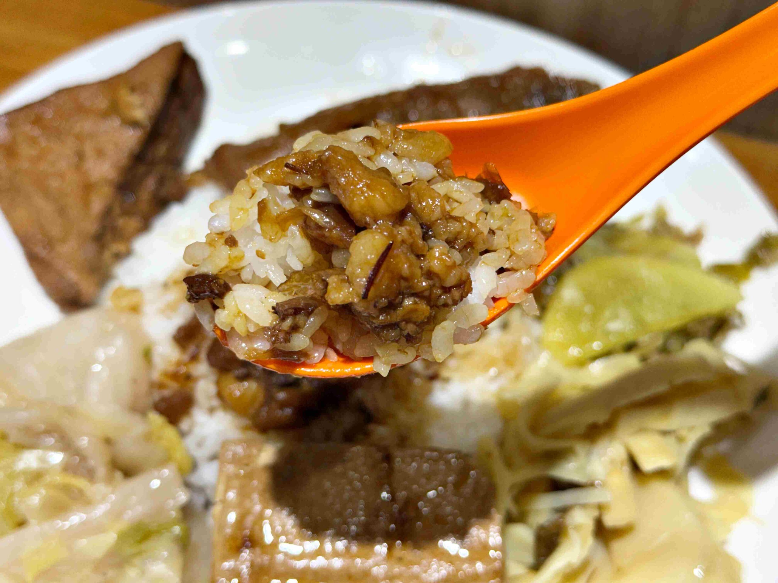 【新莊泰山美食】佳典魯肉飯，不起眼但超香！在地人默默吃的魯肉飯，(菜單) @厚片嘴角帶便當