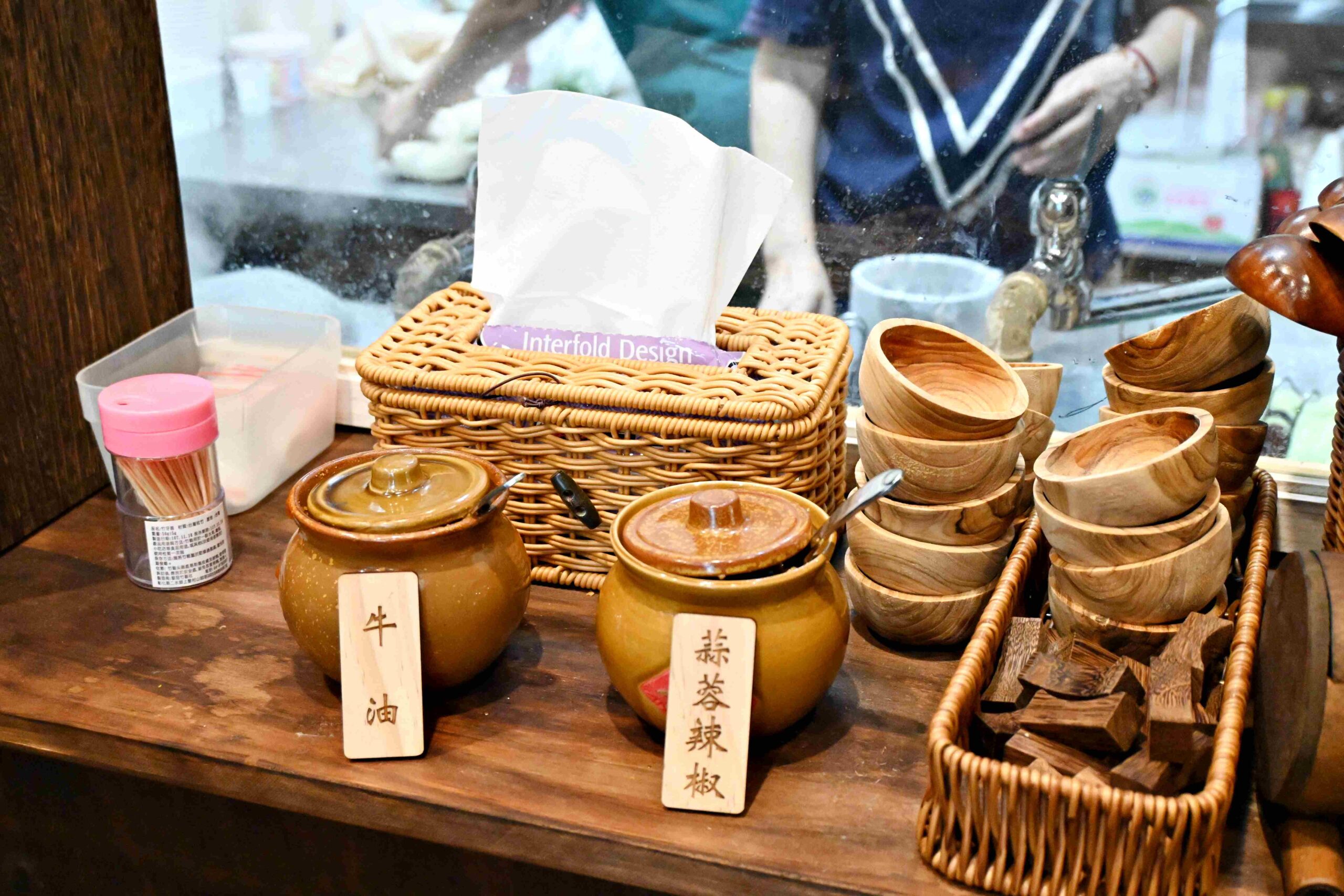 【新莊美食推薦】老故事牛肉麵｜爆紅現削刀削麵、湯頭濃郁不死鹹(菜單) @厚片嘴角帶便當