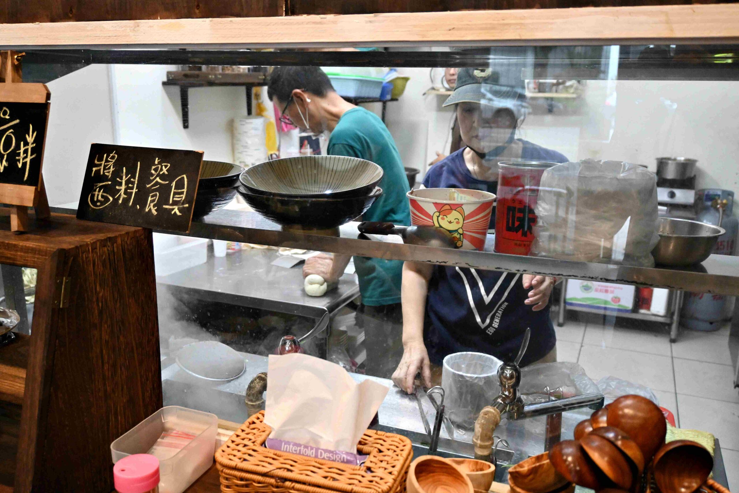 【新莊美食推薦】老故事牛肉麵｜爆紅現削刀削麵、湯頭濃郁不死鹹(菜單) @厚片嘴角帶便當