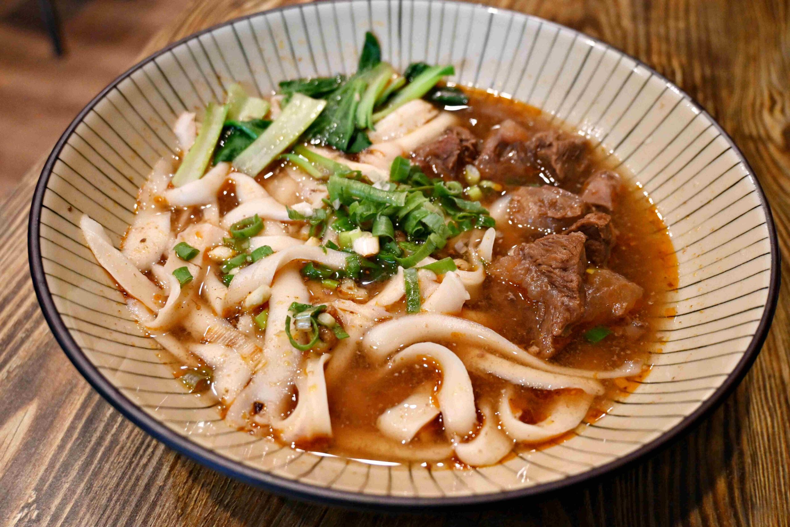 【小巨蛋美食】老陳牛肉麵｜紅燒、清燉任你選，在地人氣牛肉麵店！ @厚片嘴角帶便當