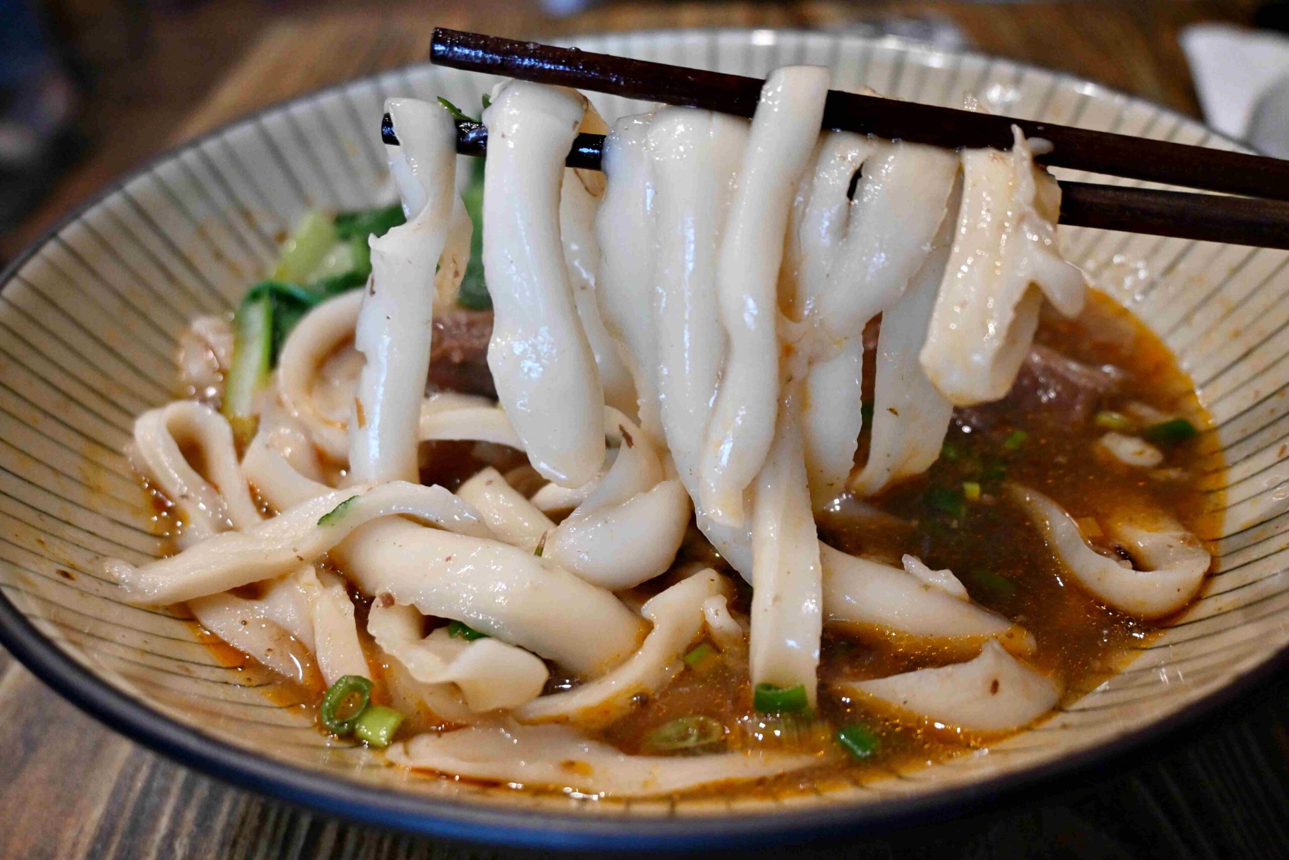 【新莊美食推薦】老故事牛肉麵｜爆紅現削刀削麵、湯頭濃郁不死鹹(菜單) @厚片嘴角帶便當