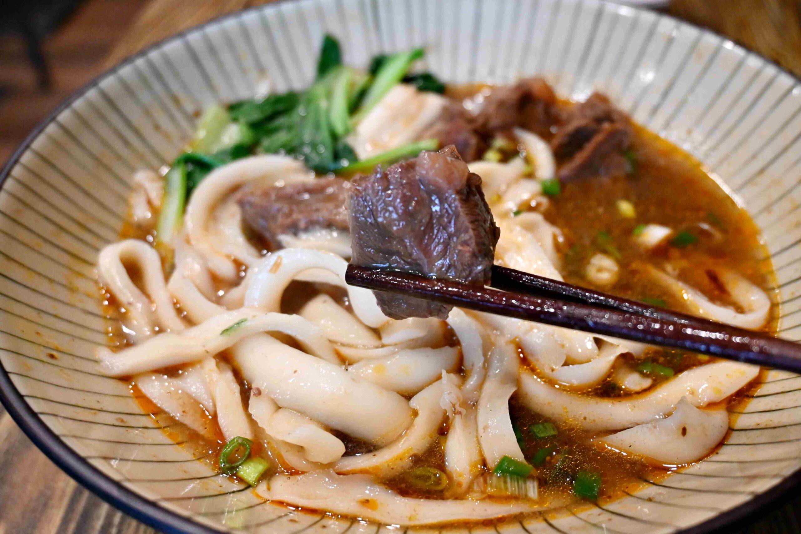 【新莊美食推薦】老故事牛肉麵｜爆紅現削刀削麵、湯頭濃郁不死鹹(菜單) @厚片嘴角帶便當